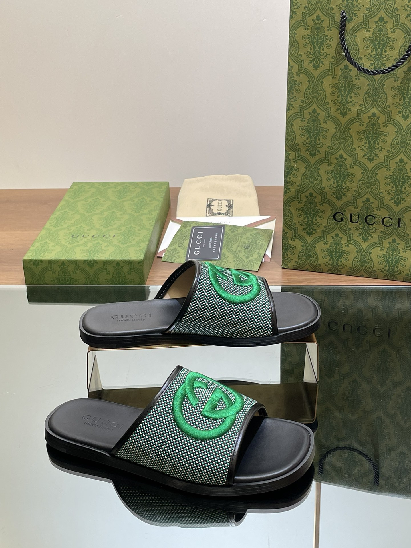 UA GUCCI INTERLOCKING G SLIDE SANDAL