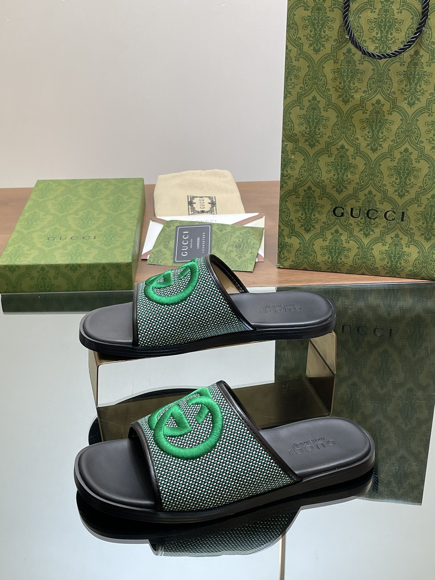 UA GUCCI INTERLOCKING G SLIDE SANDAL