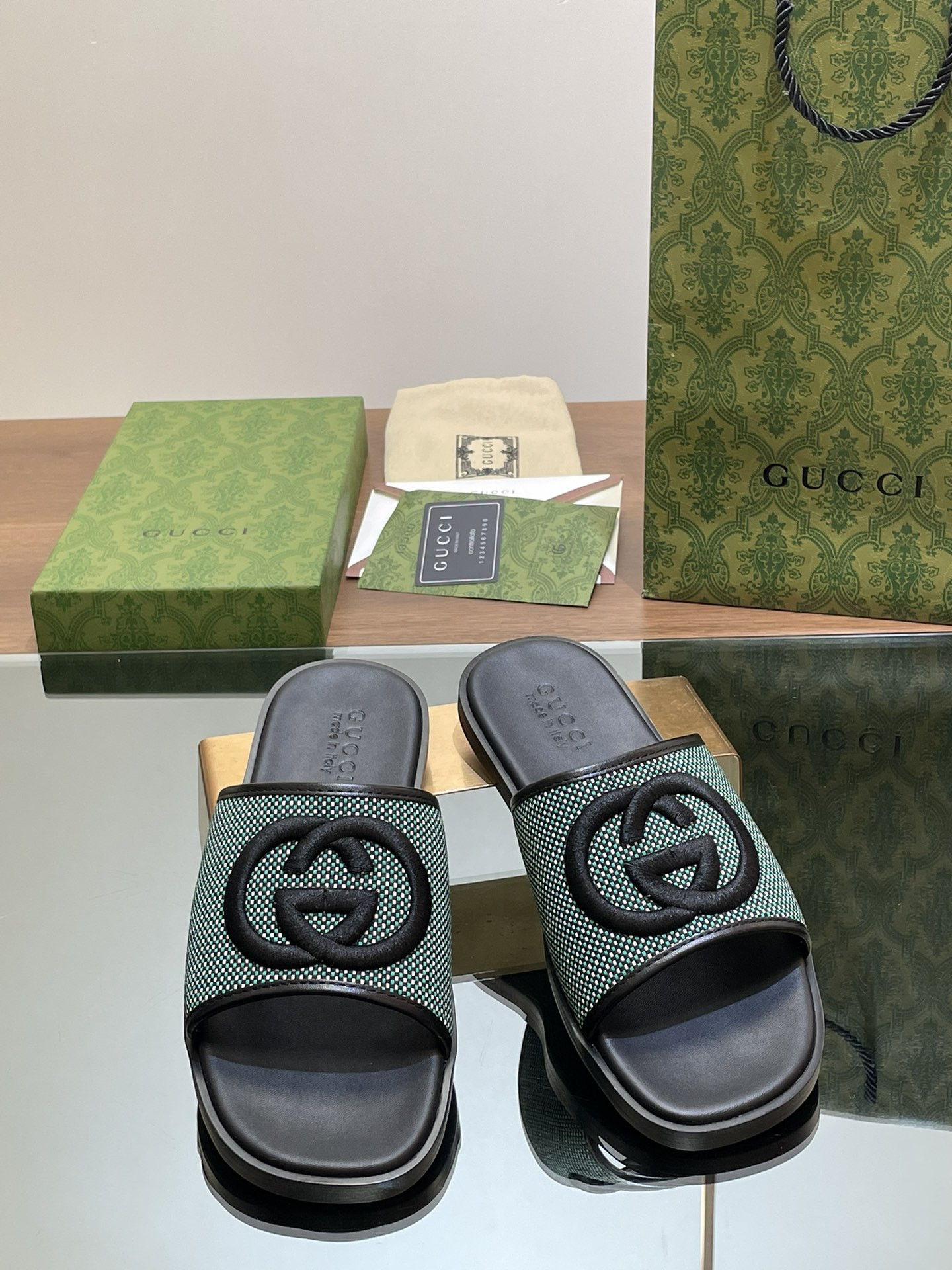 UA GUCCI INTERLOCKING G SLIDE SANDAL
