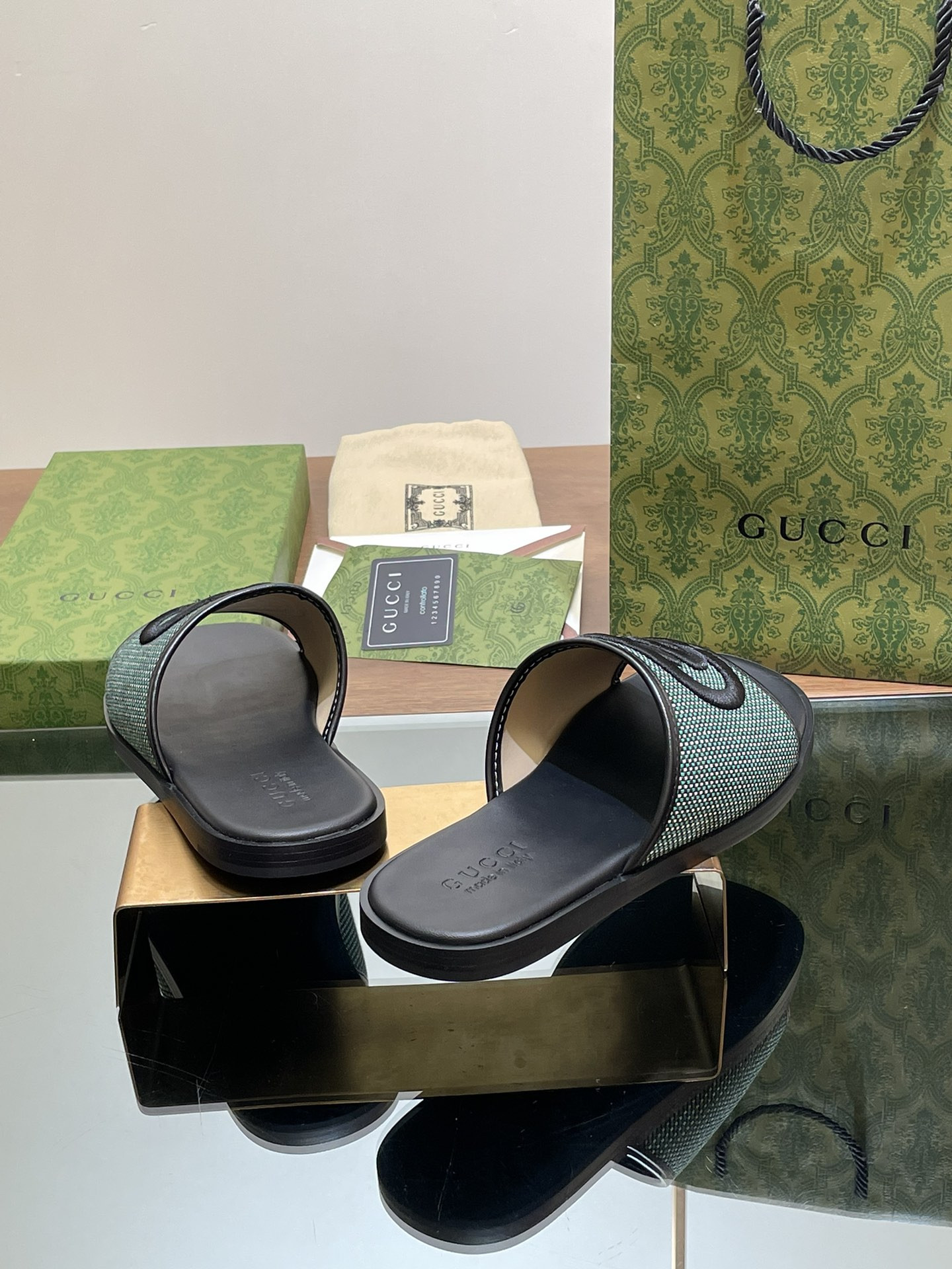 UA GUCCI INTERLOCKING G SLIDE SANDAL