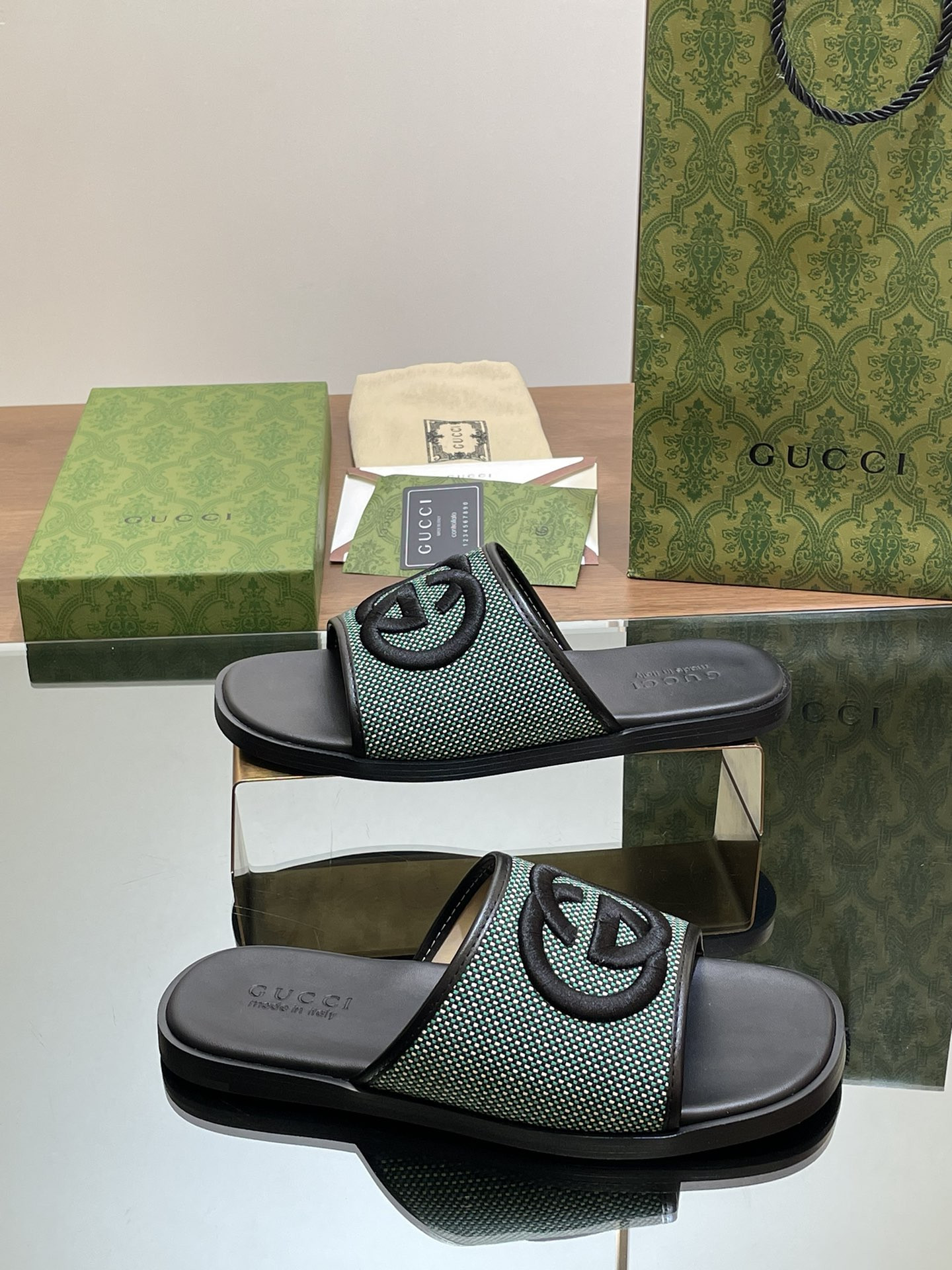 UA GUCCI INTERLOCKING G SLIDE SANDAL