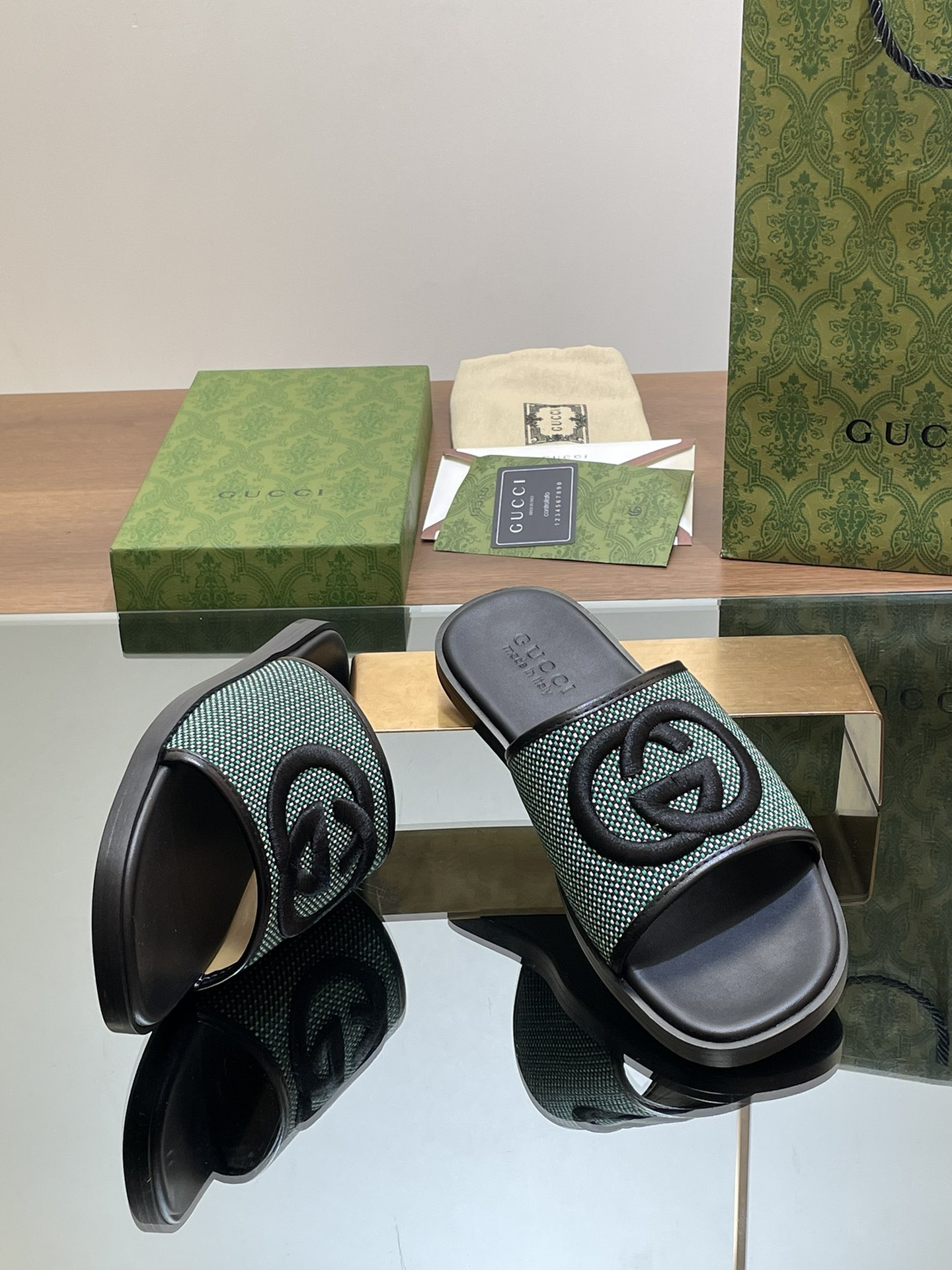 UA GUCCI INTERLOCKING G SLIDE SANDAL