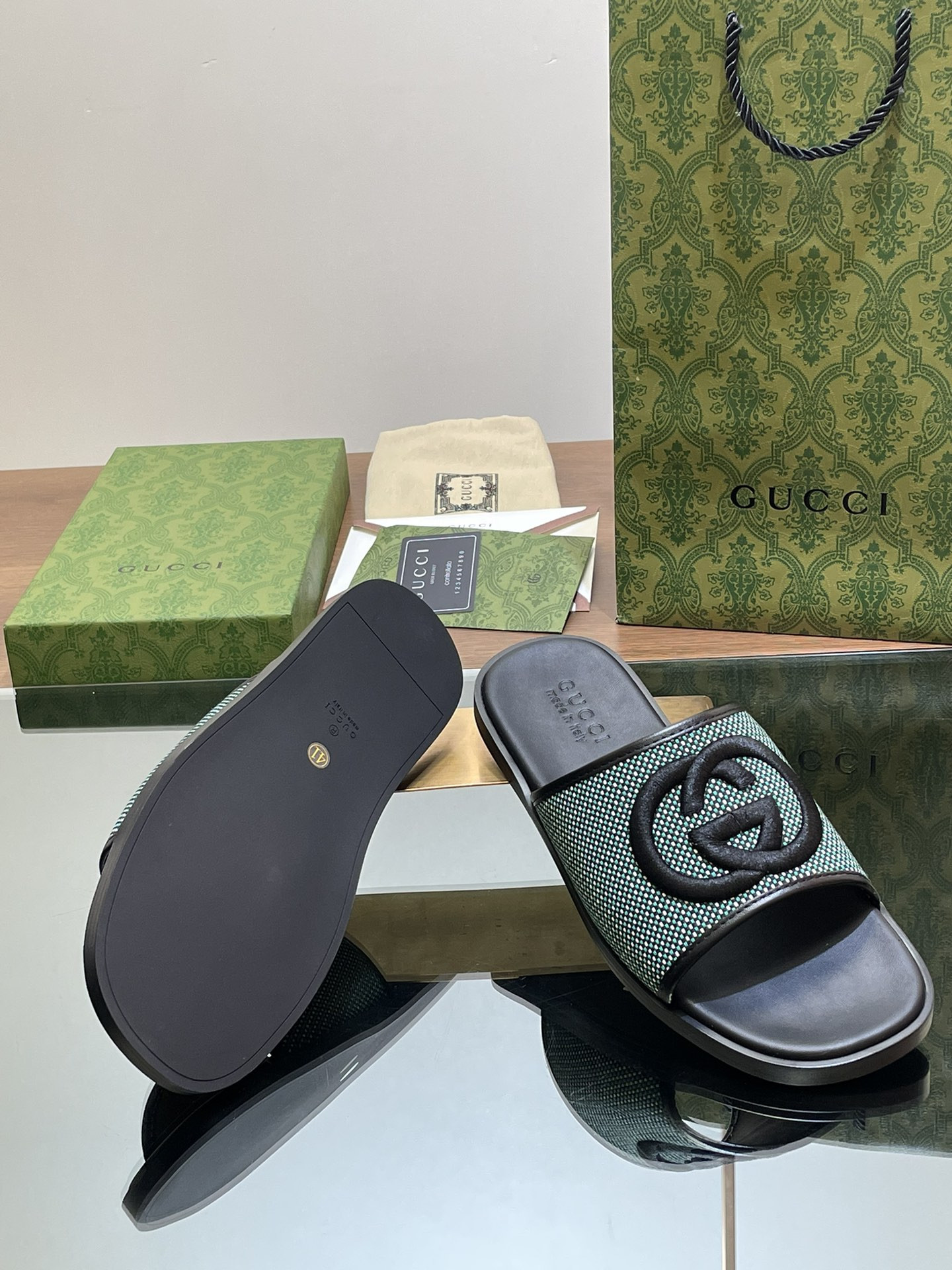 UA GUCCI INTERLOCKING G SLIDE SANDAL