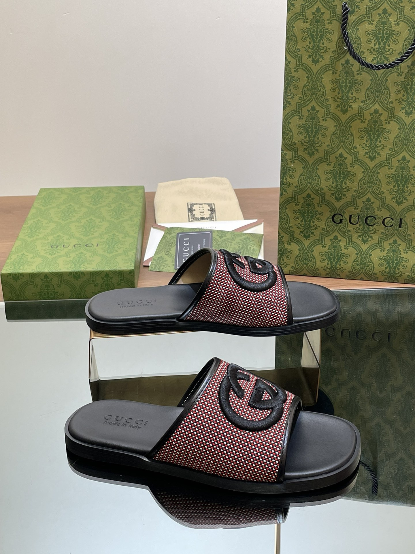 UA GUCCI INTERLOCKING G SLIDE SANDAL