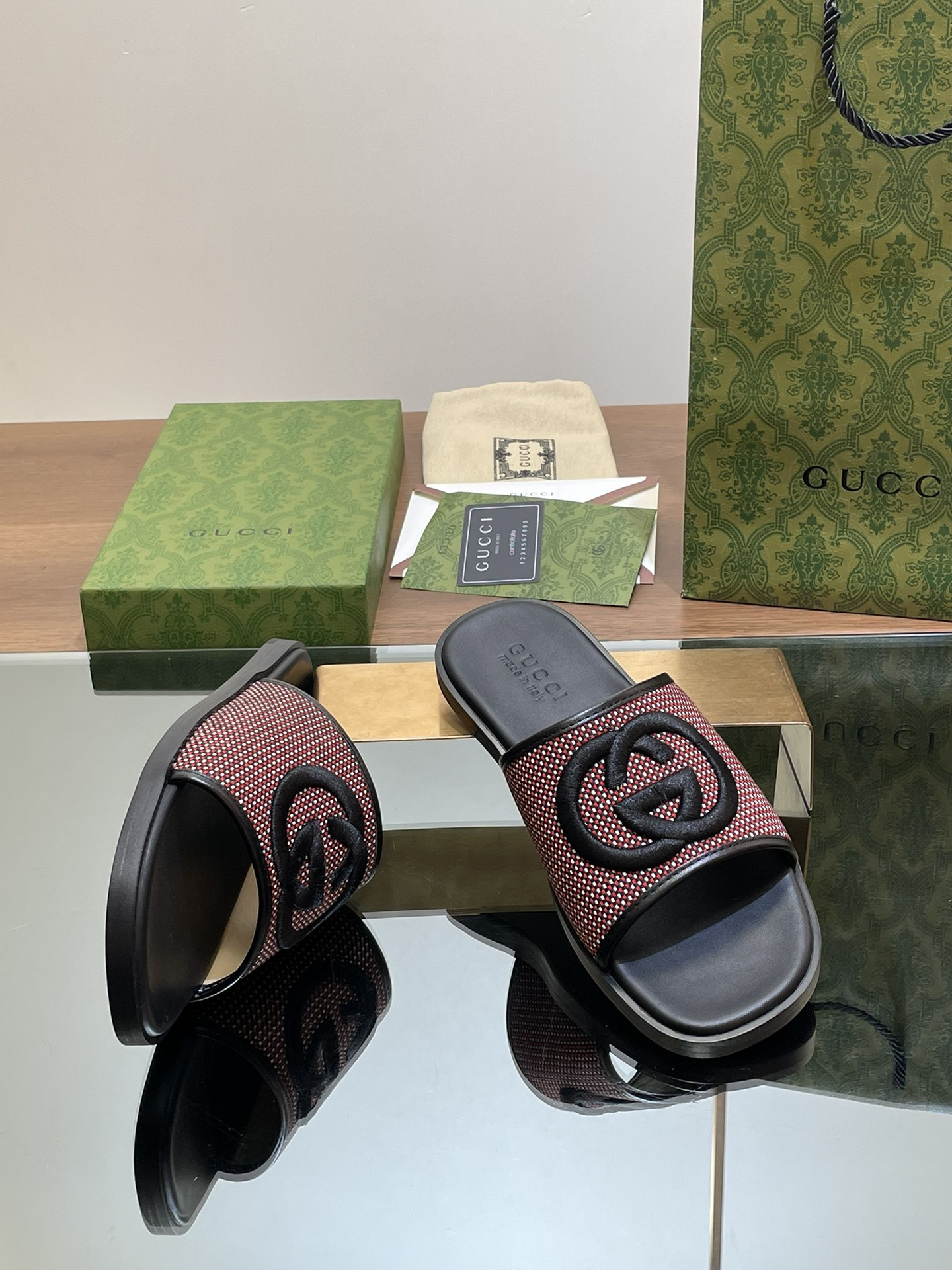 UA GUCCI INTERLOCKING G SLIDE SANDAL