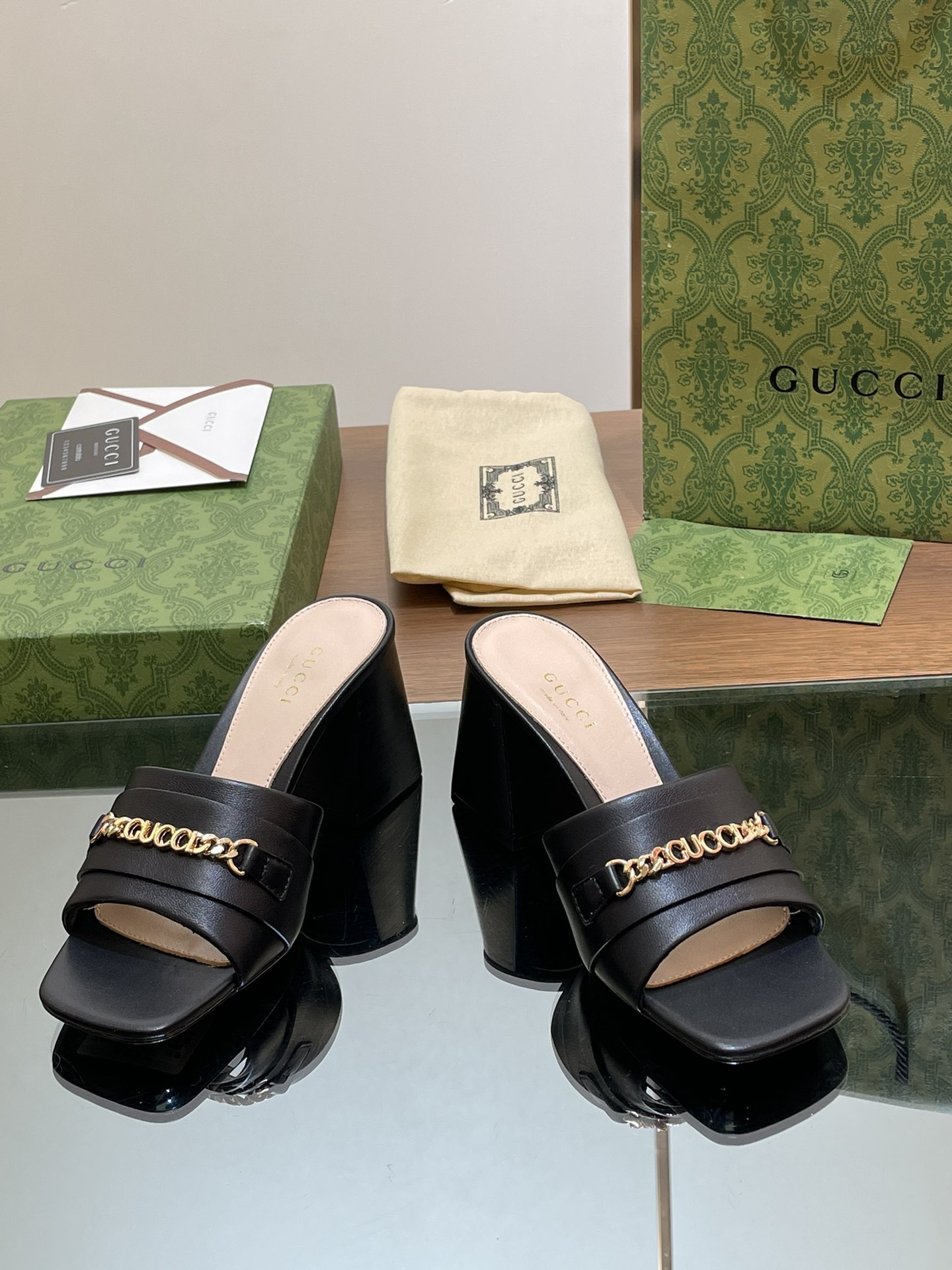 UA GUCCI SIGNORIA SLIDE SANDAL