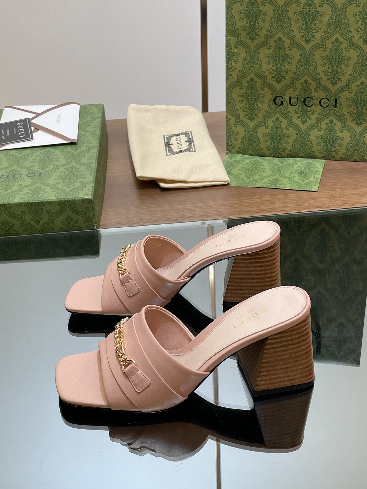 UA GUCCI SIGNORIA SLIDE SANDAL