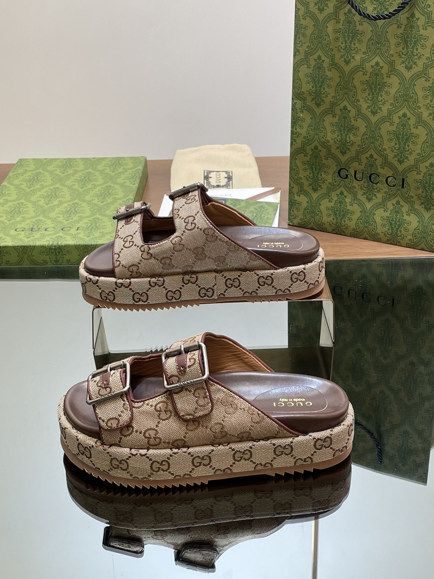 UA GUCCI SANDAL WITH DOUBLE G