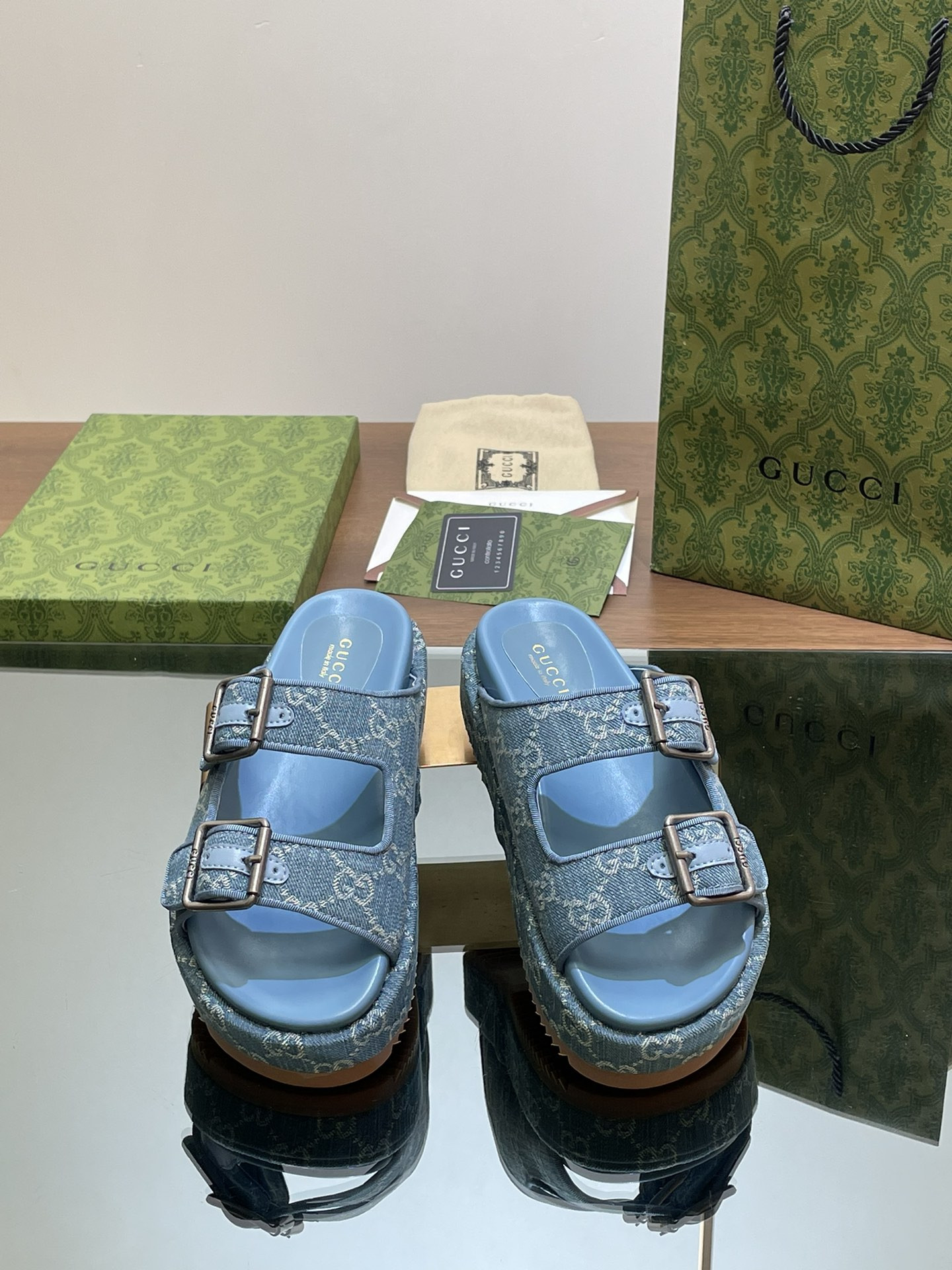 UA GUCCI SANDAL WITH DOUBLE G