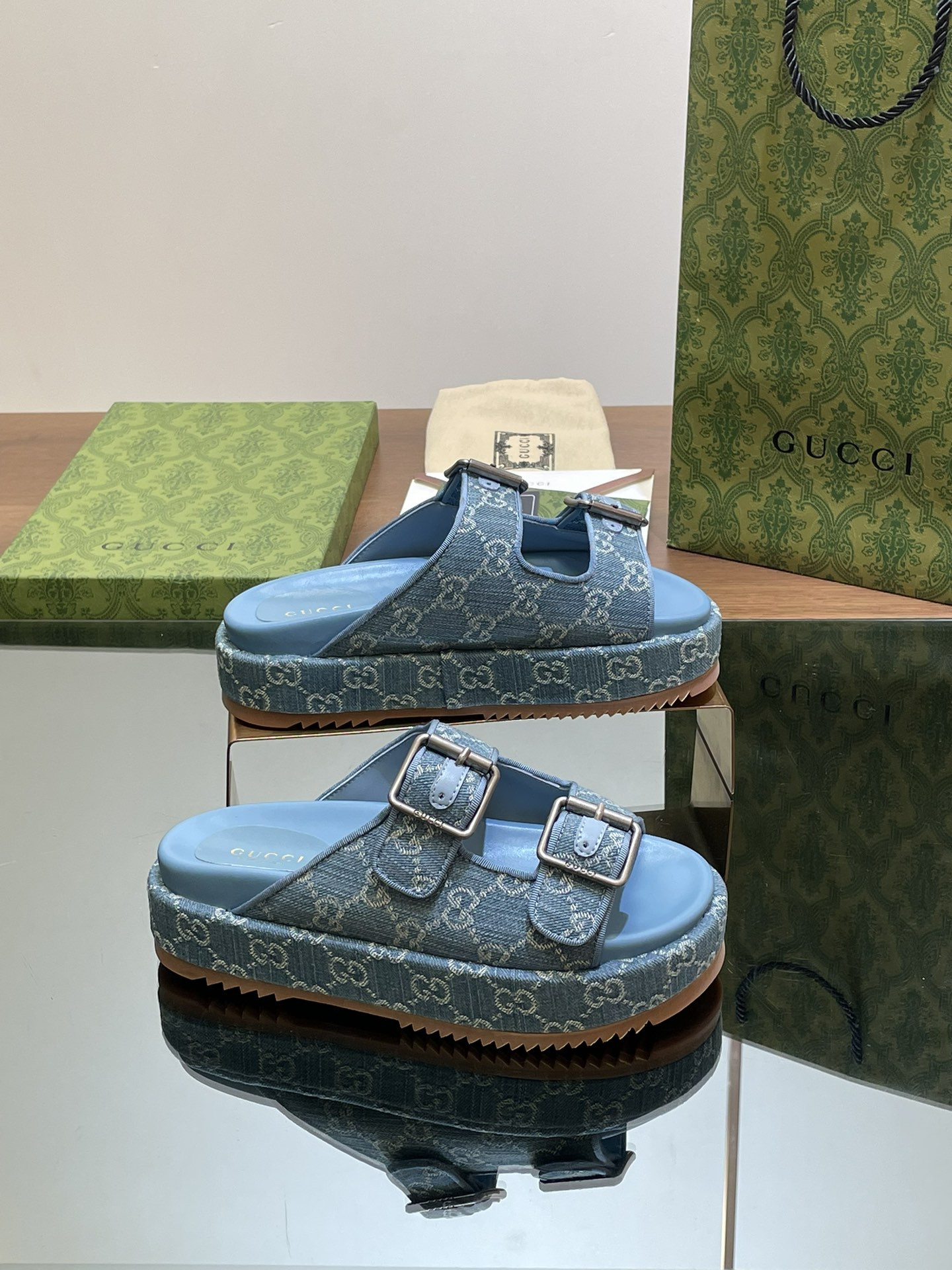 UA GUCCI SANDAL WITH DOUBLE G