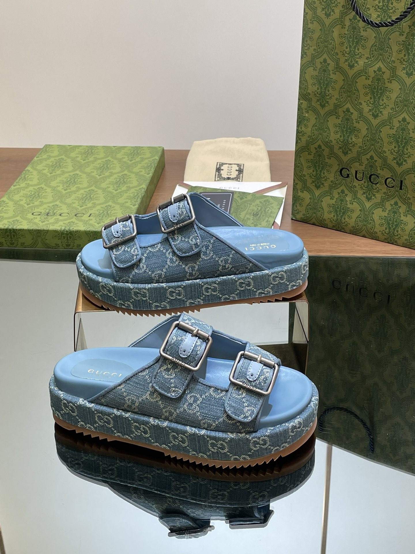 UA GUCCI SANDAL WITH DOUBLE G