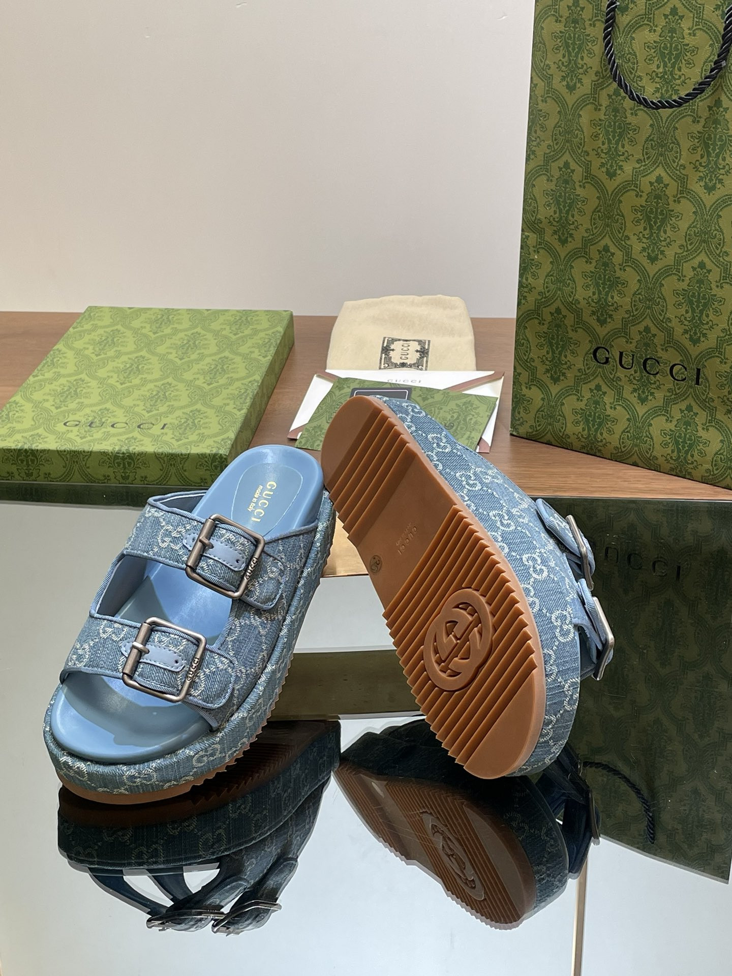 UA GUCCI SANDAL WITH DOUBLE G