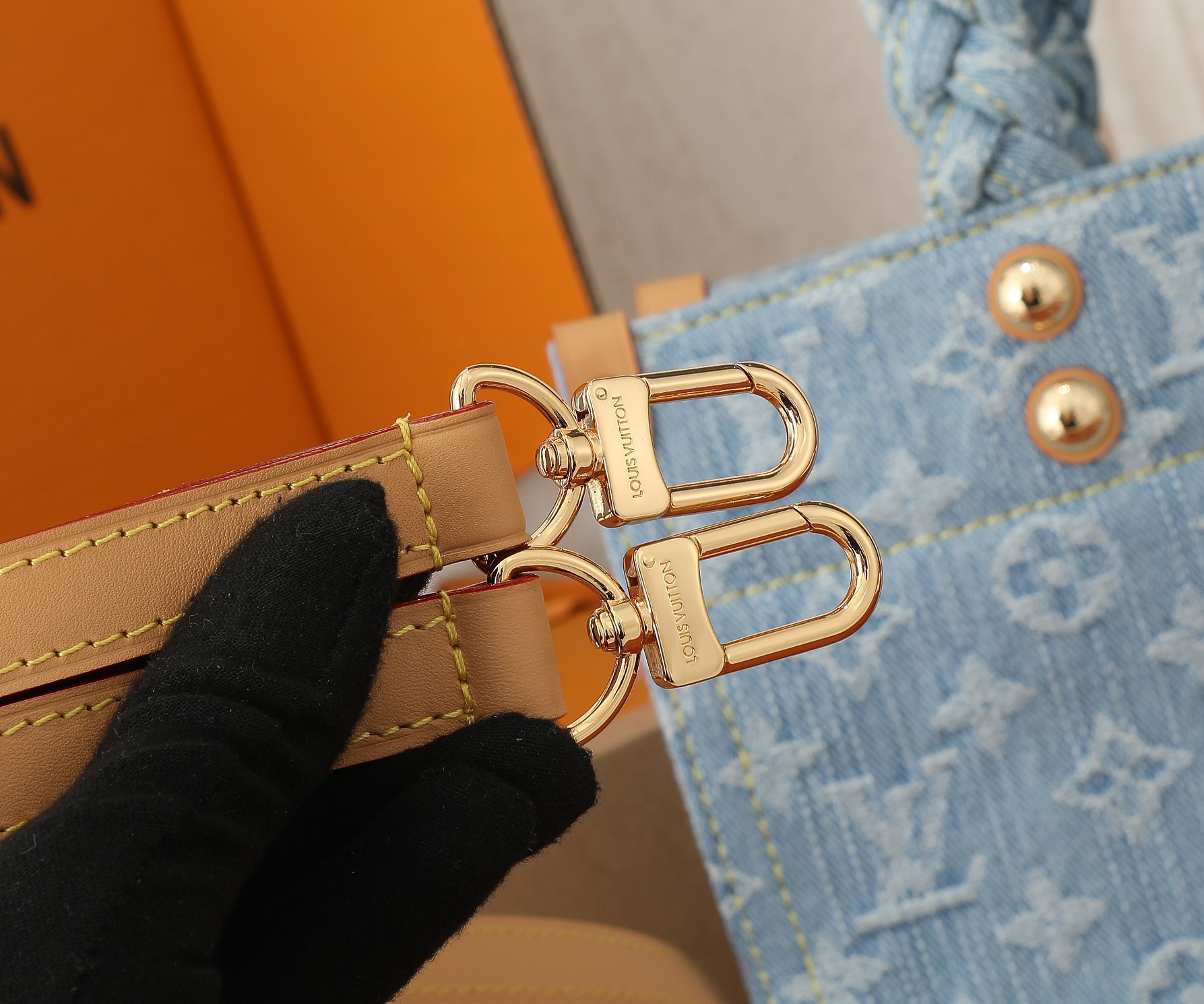 LV Let Go PM M42897  11 x 9.1 x 4.1 in