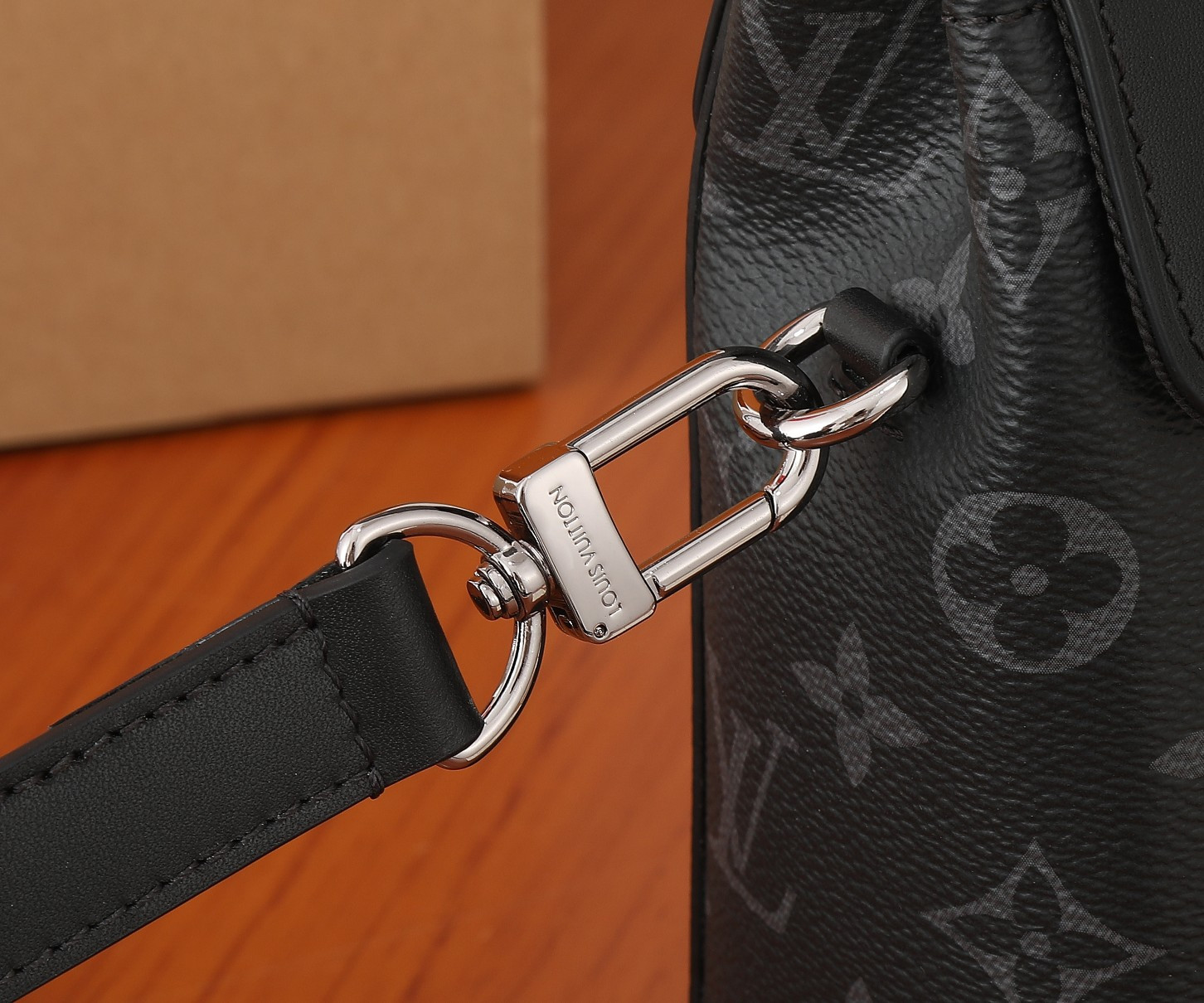 LV Nano Steamer M82774 5.9 x 7.1 x 2.8 in