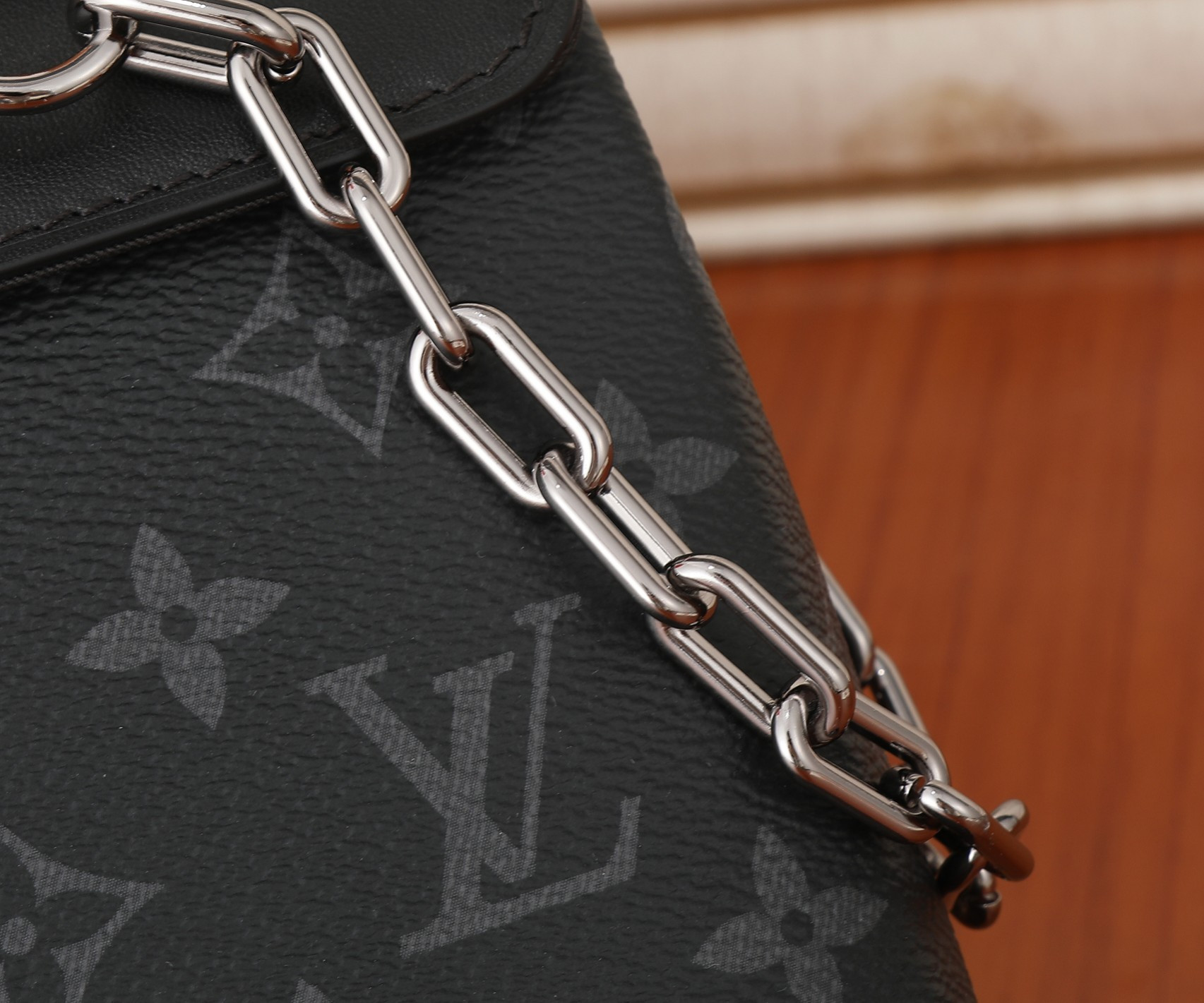 LV Nano Steamer M82774 5.9 x 7.1 x 2.8 in