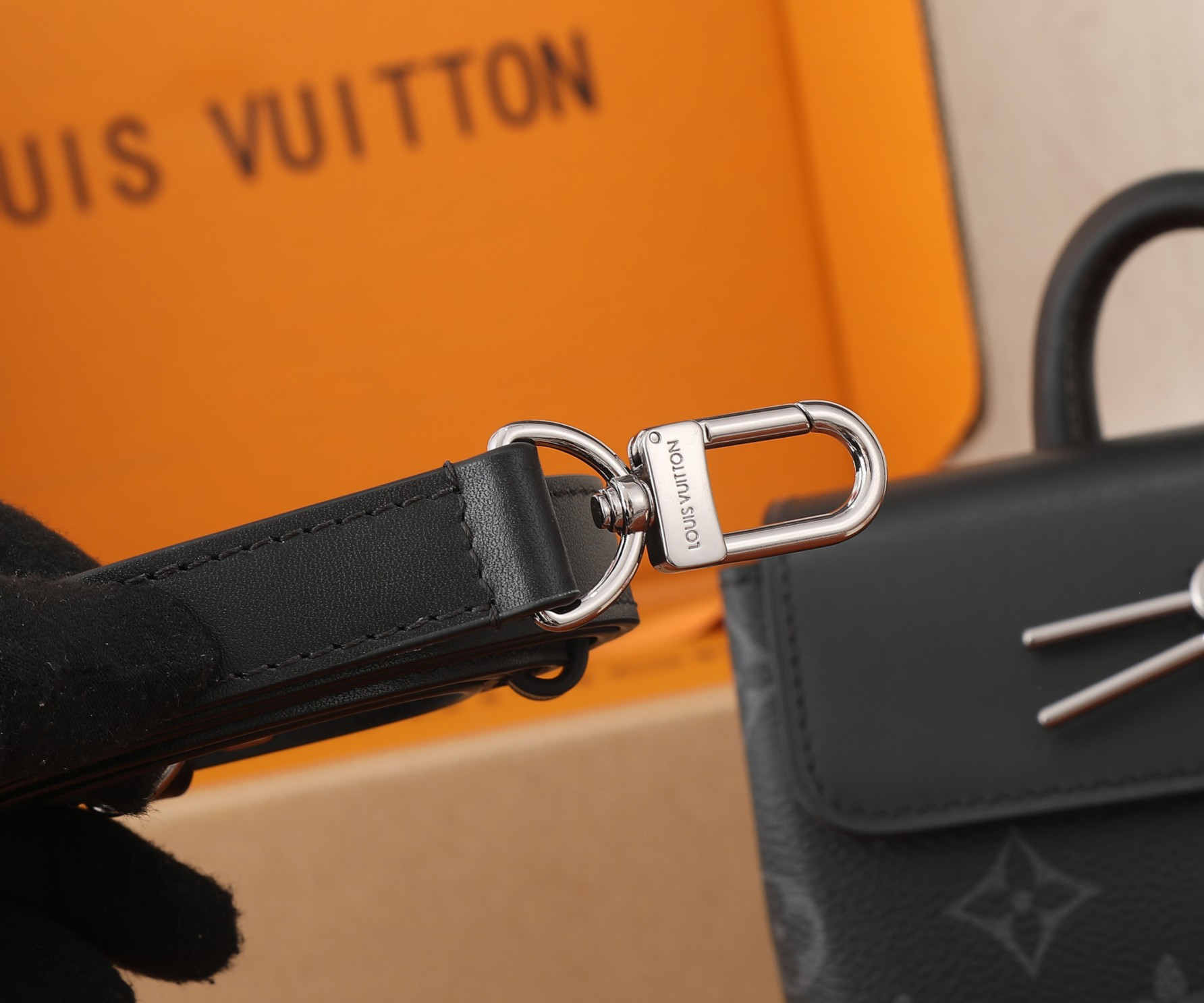 LV Nano Steamer M82774 5.9 x 7.1 x 2.8 in