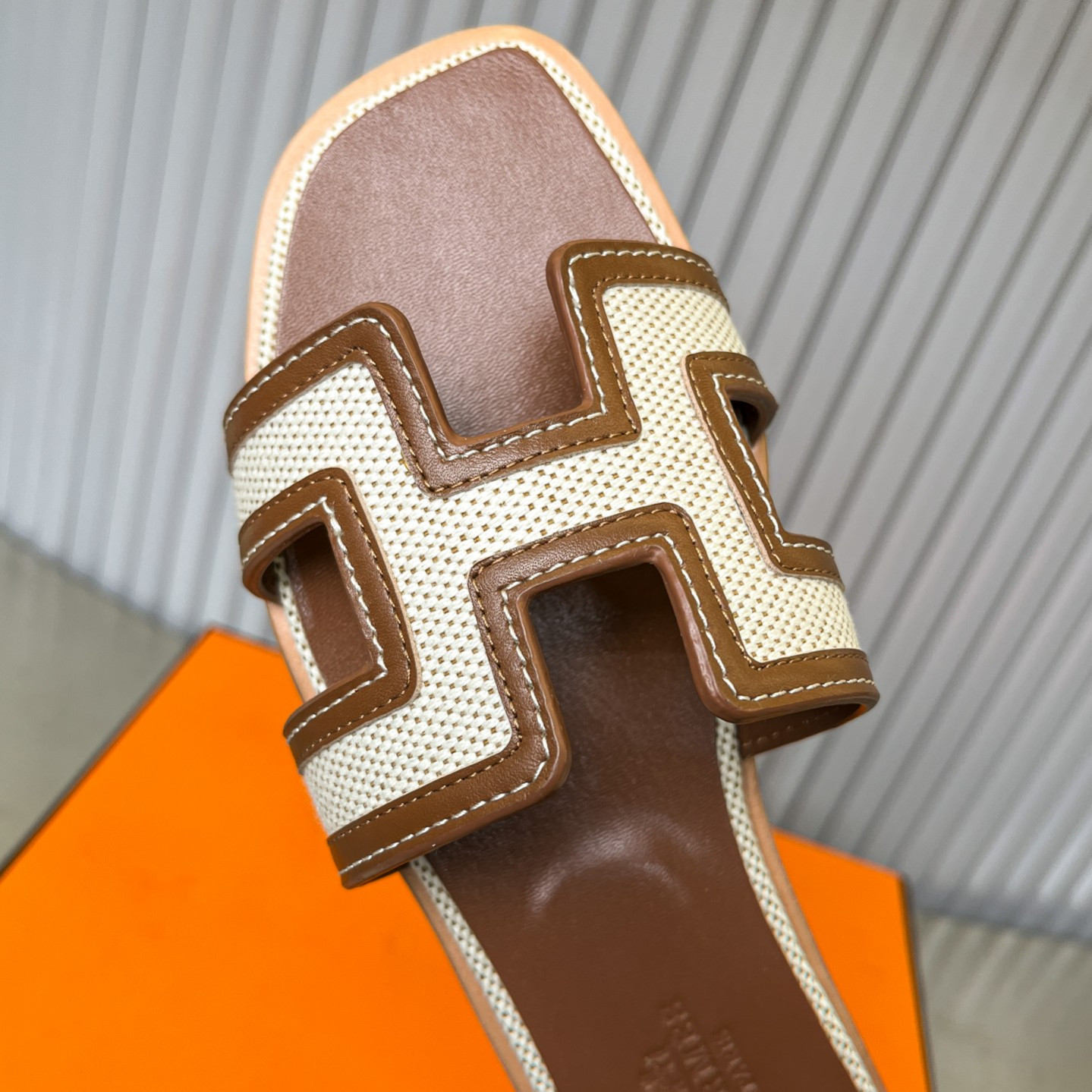UA Hermès Oran sandal