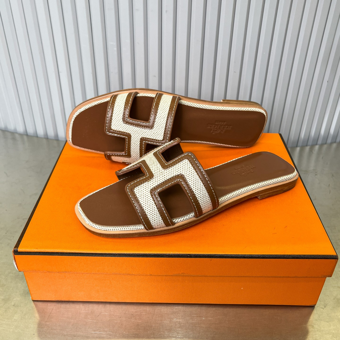 UA Hermès Oran sandal