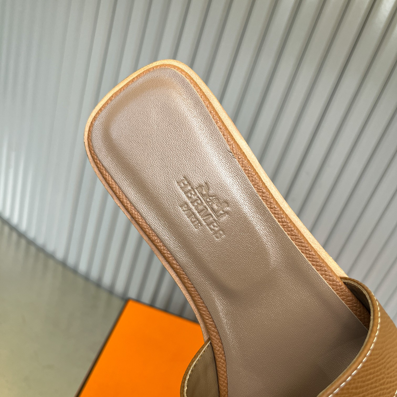 UA Hermès Oran sandal