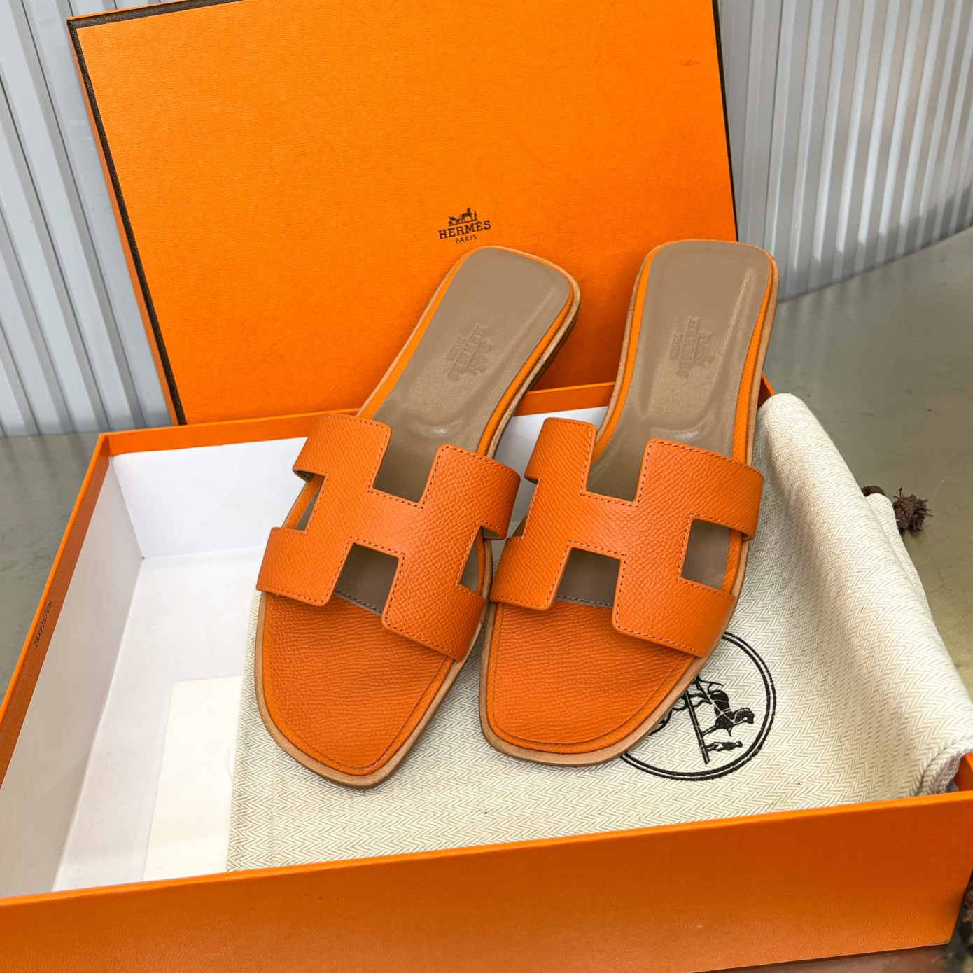 UA Hermès Oran sandal