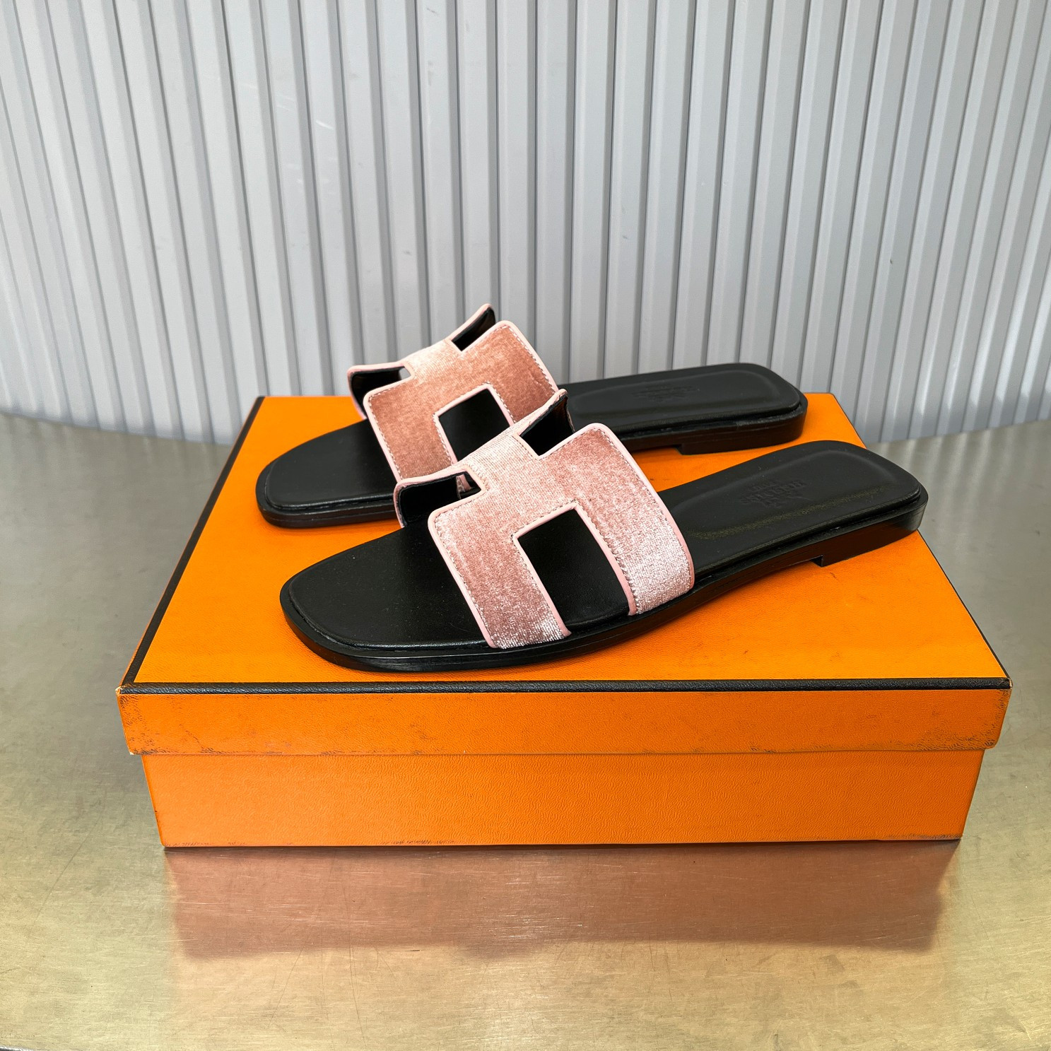 UA Hermès Oran sandal