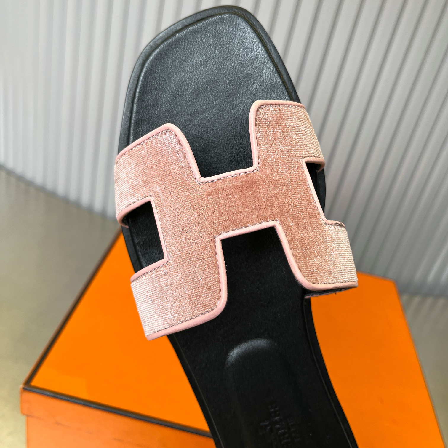 UA Hermès Oran sandal