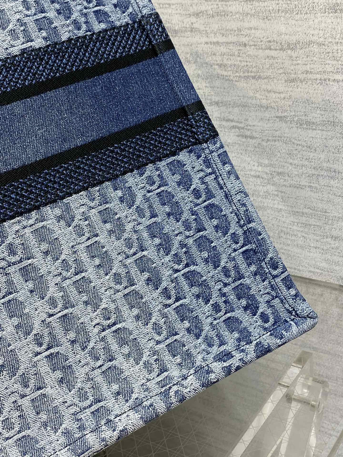 Large Dior Book Tote Blue Denim Dior Oblique Jacquard  42 x 35 x 18.5 cm