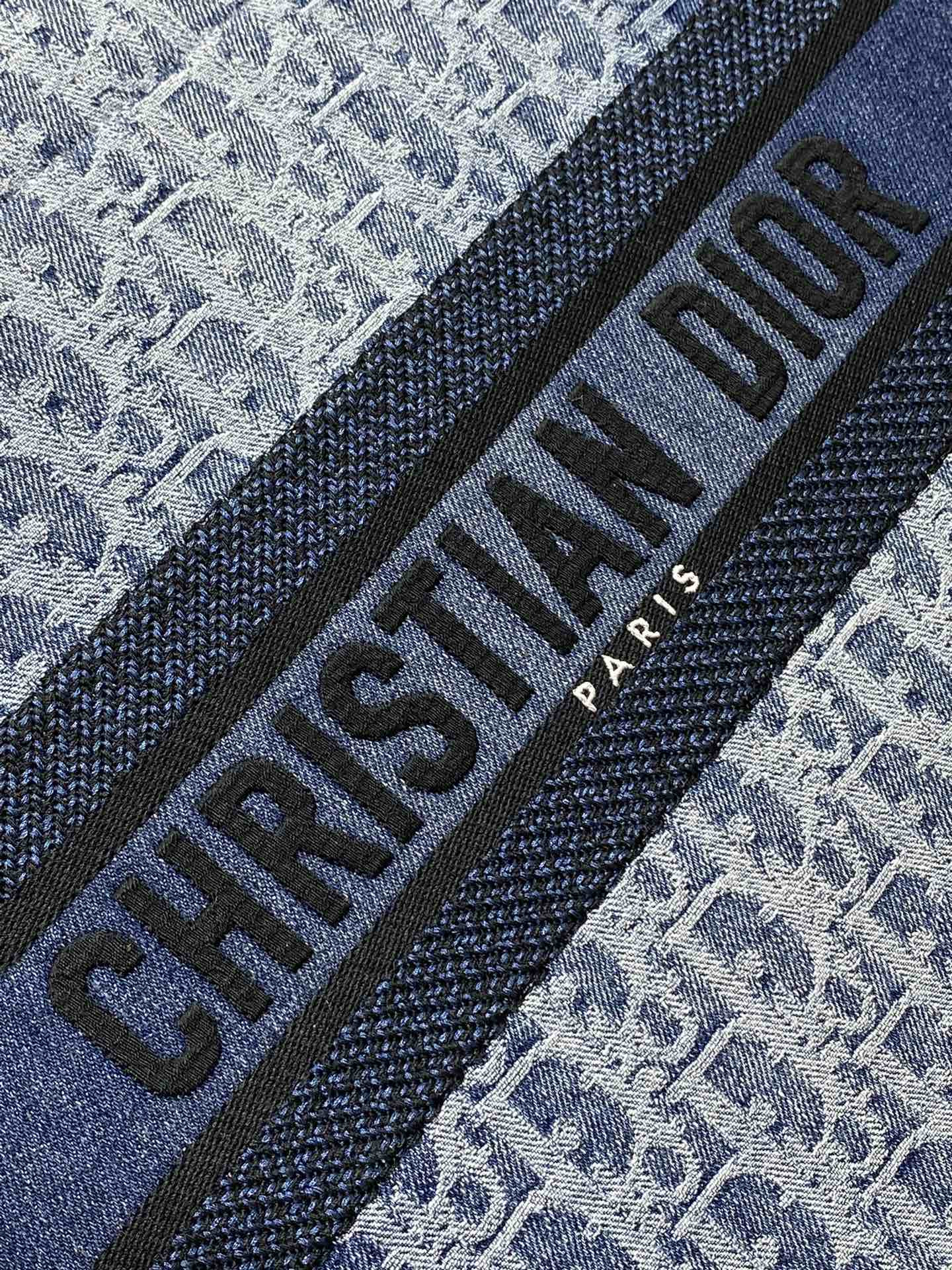 Medium Dior Book Tote Blue Denim Dior Oblique Jacquard 36 x 27.5 x 16.5 cm