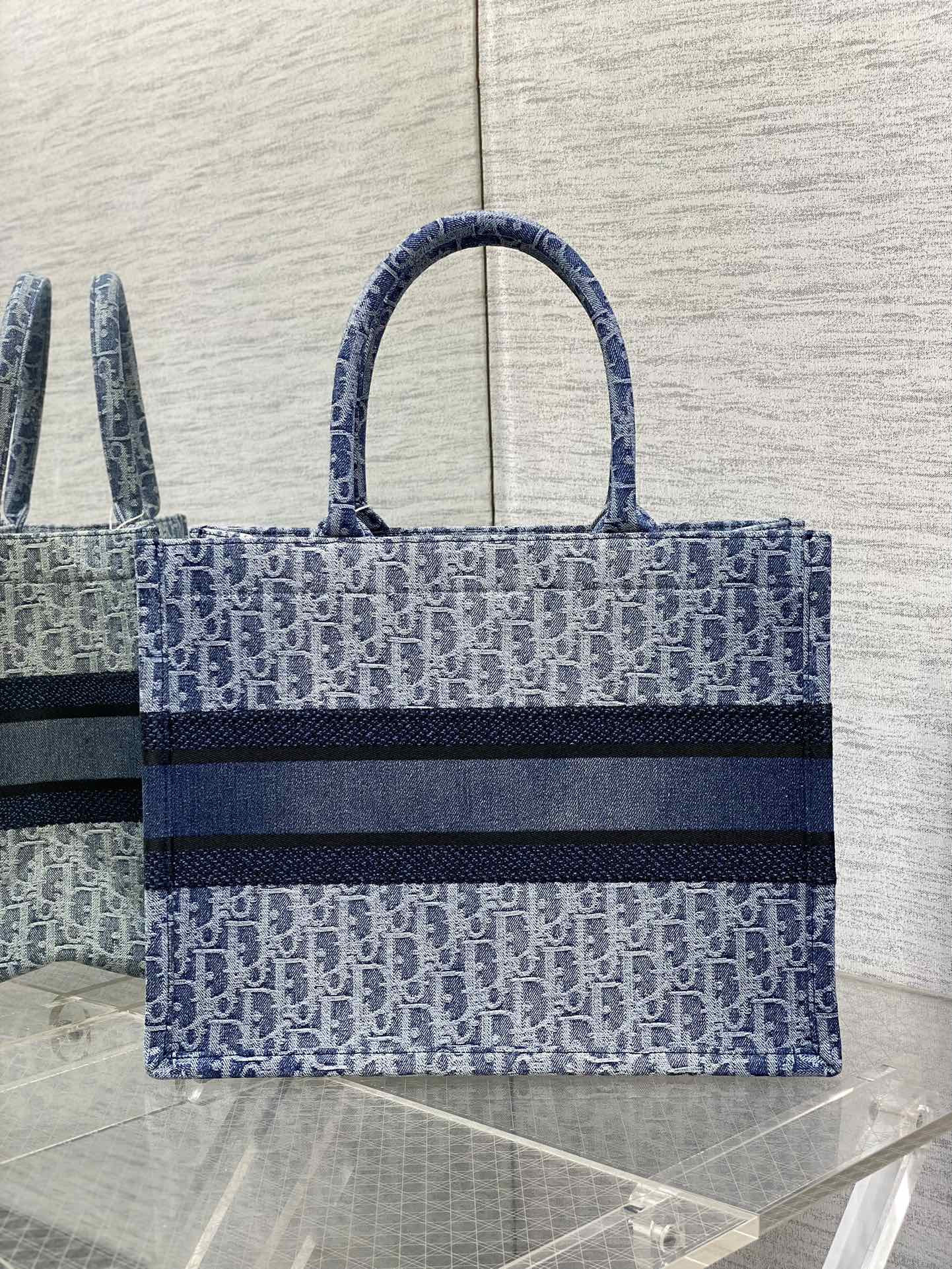 Medium Dior Book Tote Blue Denim Dior Oblique Jacquard 36 x 27.5 x 16.5 cm