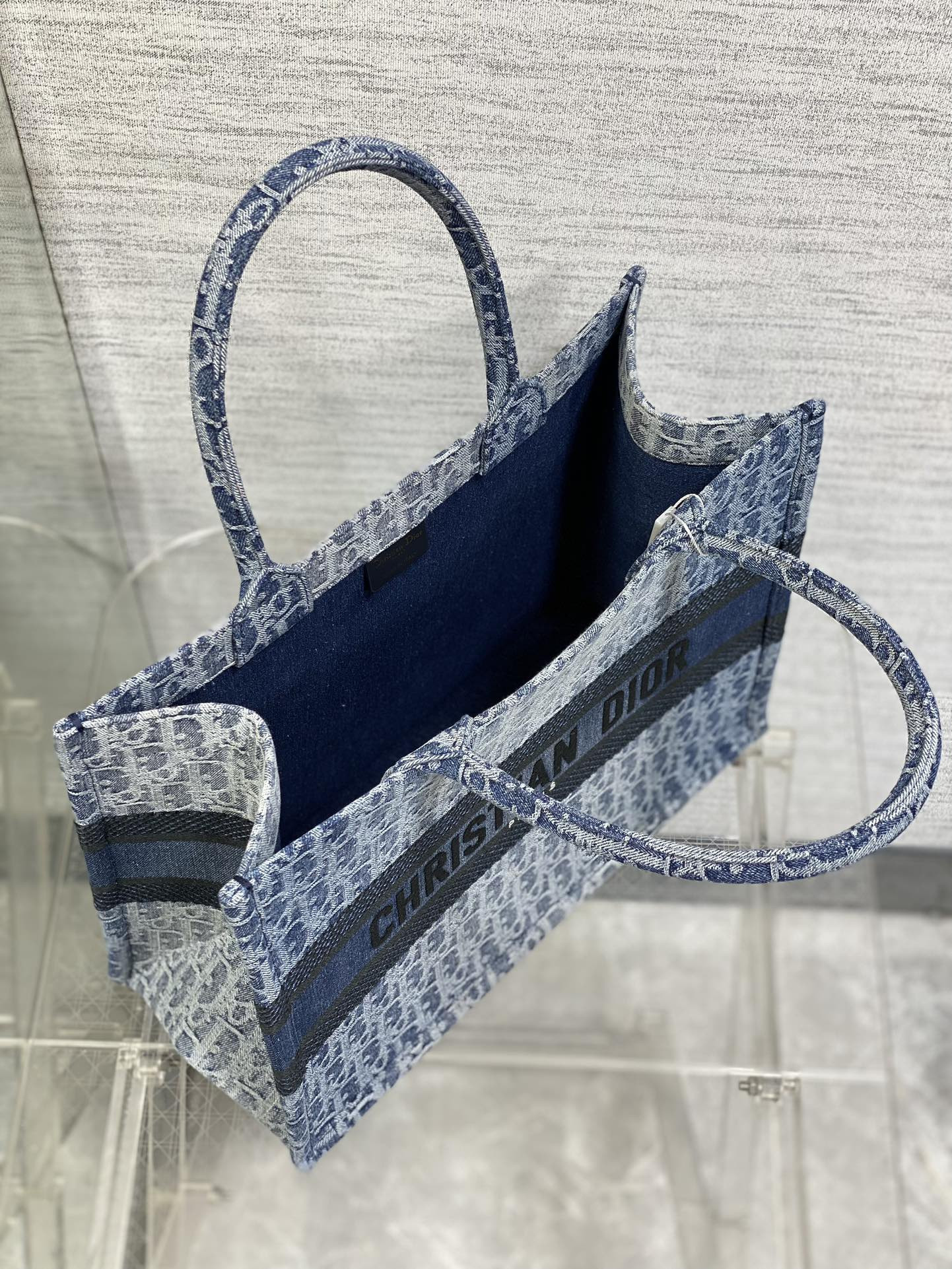 Medium Dior Book Tote Blue Denim Dior Oblique Jacquard 36 x 27.5 x 16.5 cm