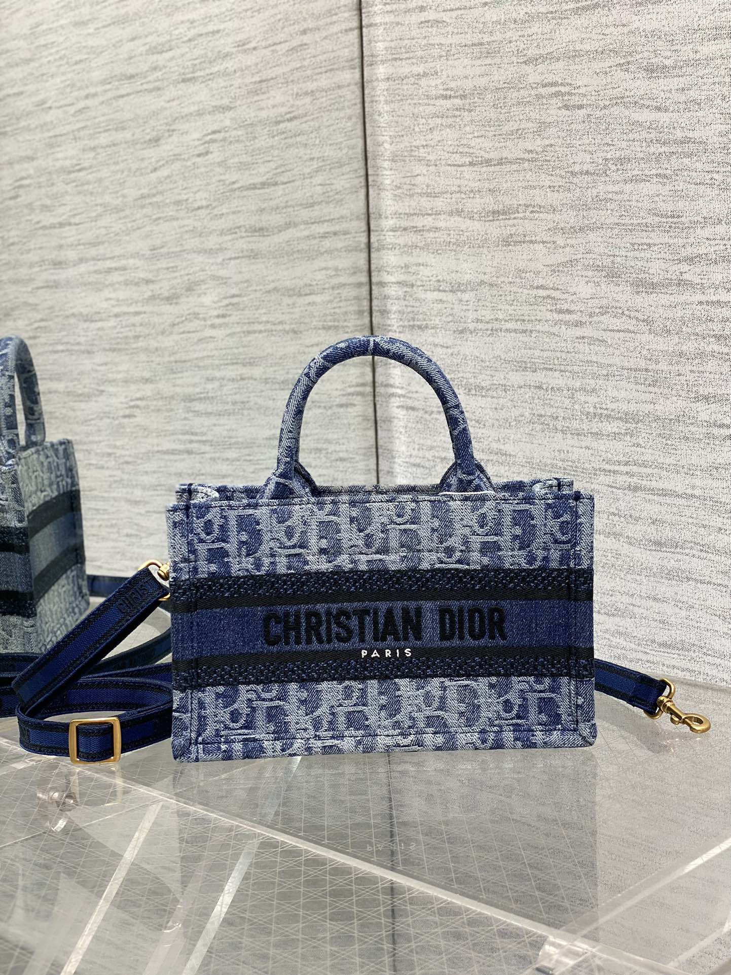 Mini Dior Book Tote Blue Denim Dior Oblique Jacquard 21.5 x 13 x 7.5 cm