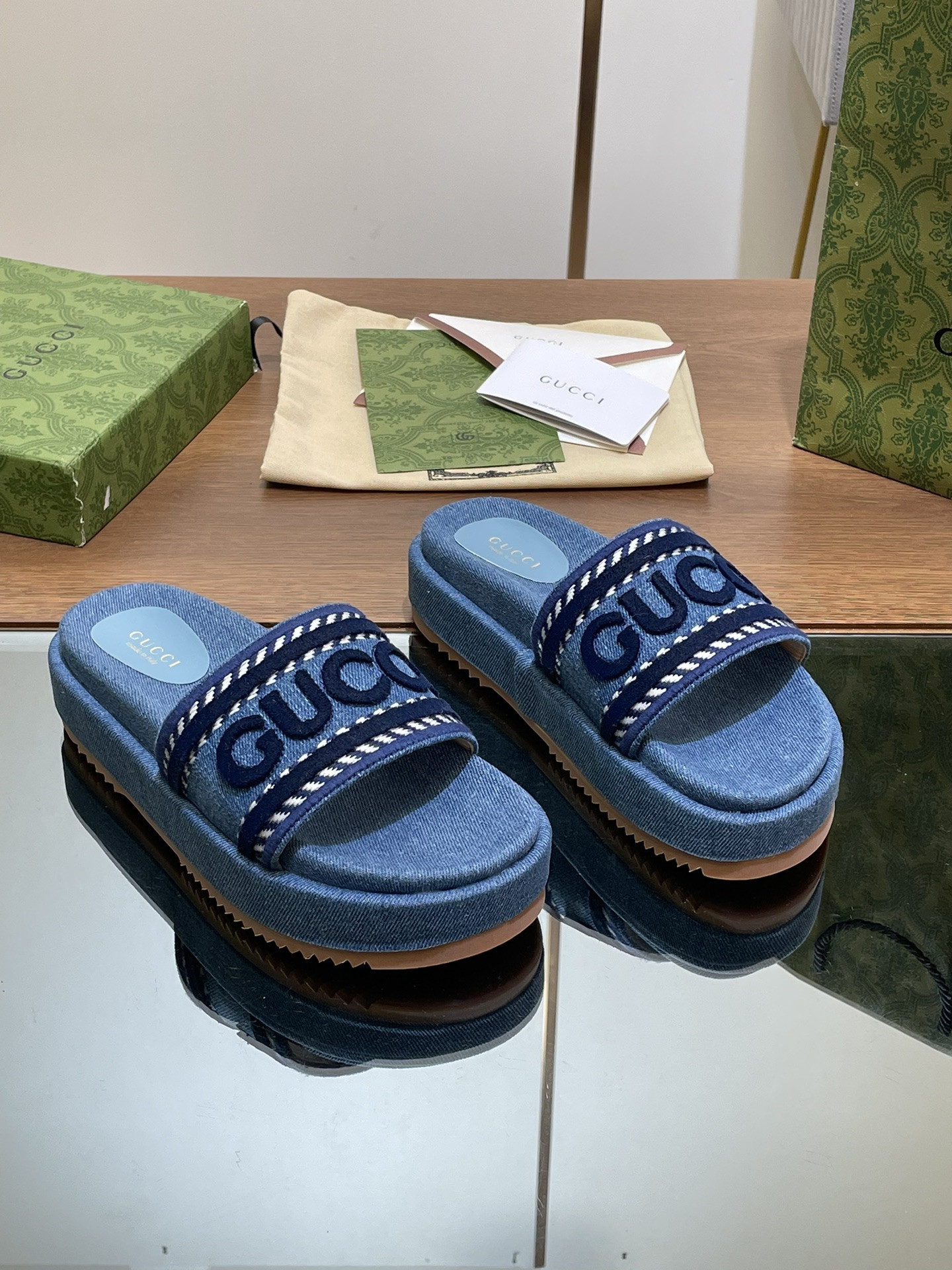 UA GUCCI SLIDE SANDAL WITH GUCCI SCRIPT