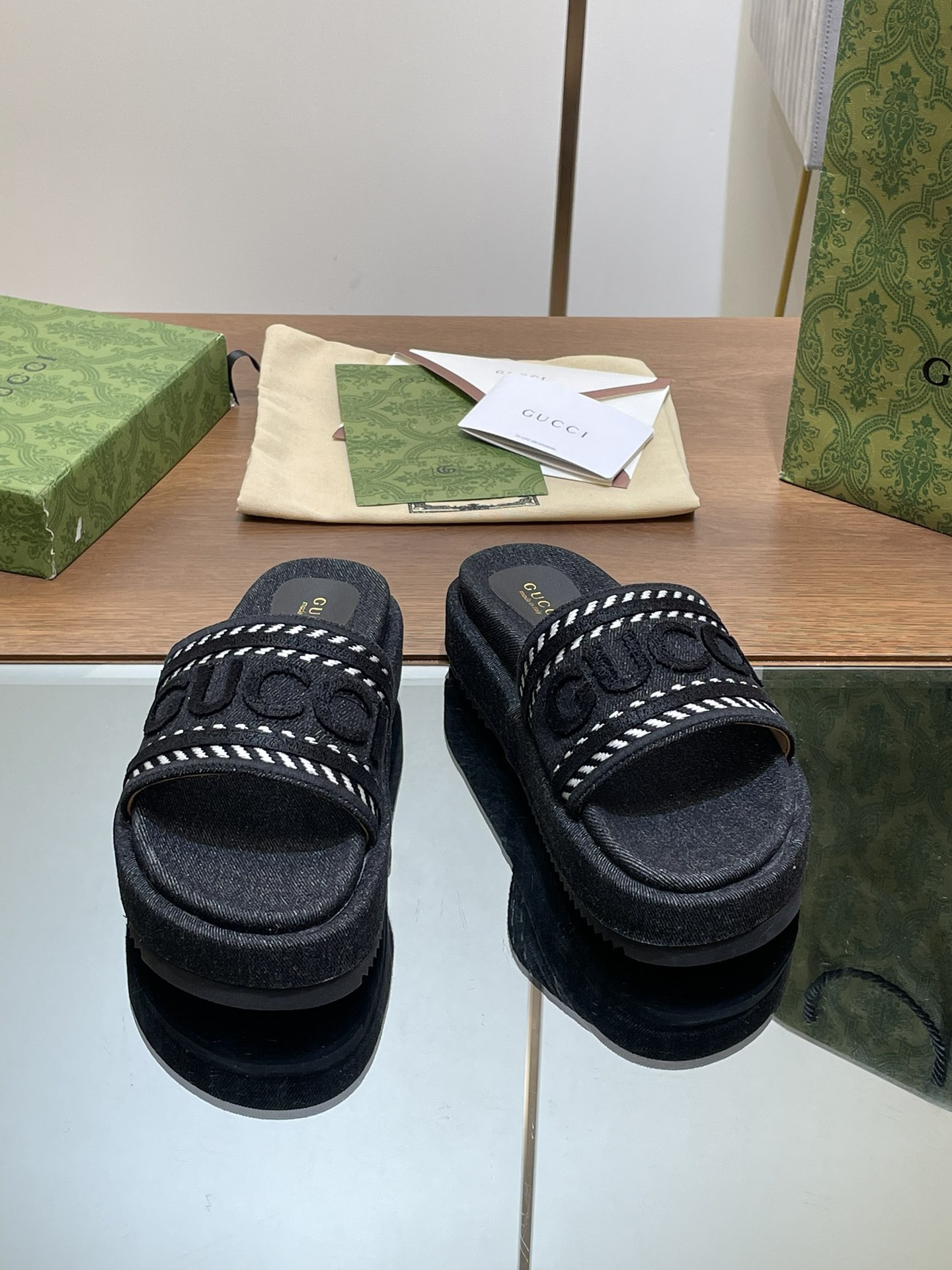 UA GUCCI SLIDE SANDAL WITH GUCCI SCRIPT