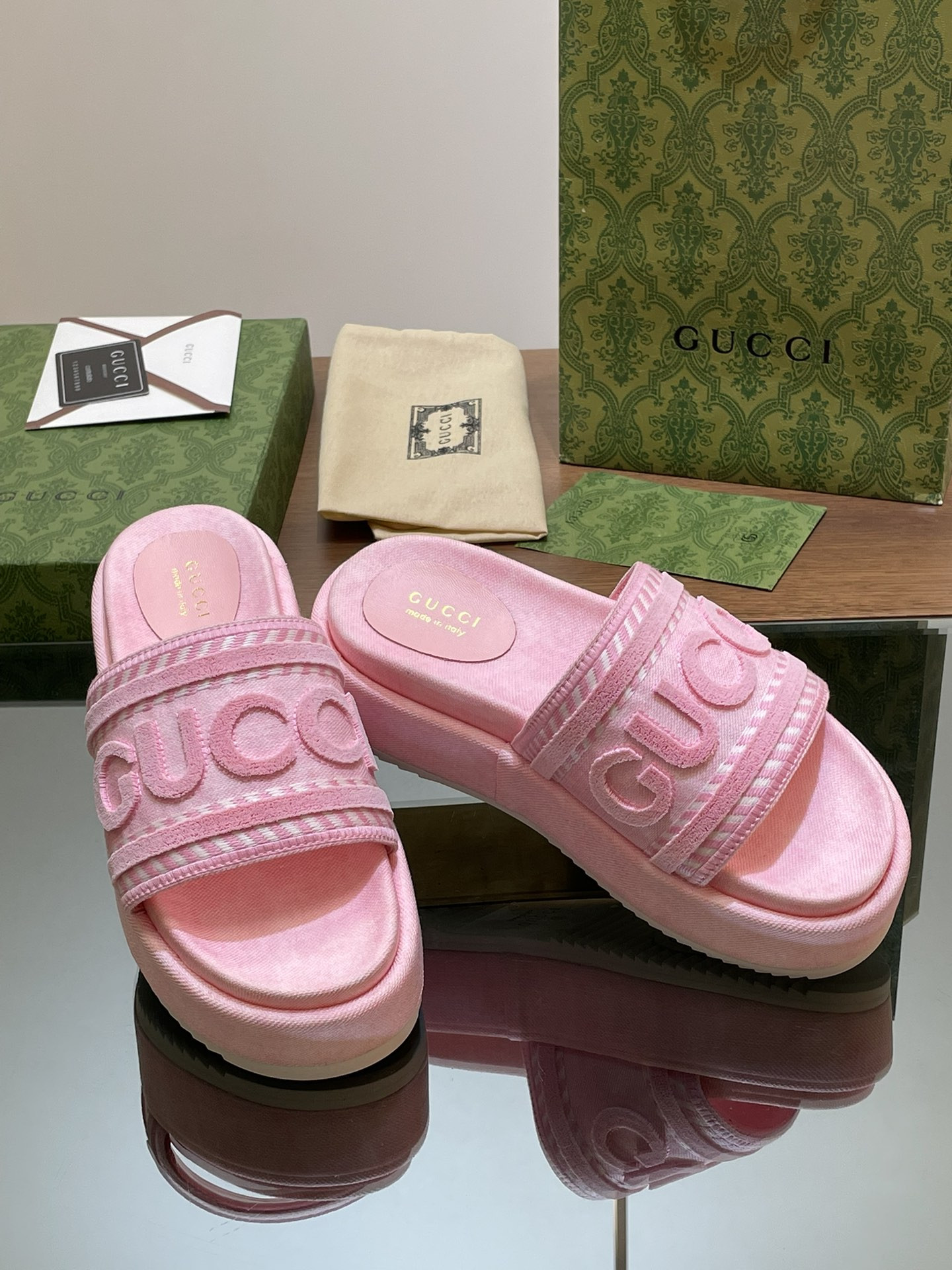 UA GUCCI SLIDE SANDAL WITH GUCCI SCRIPT