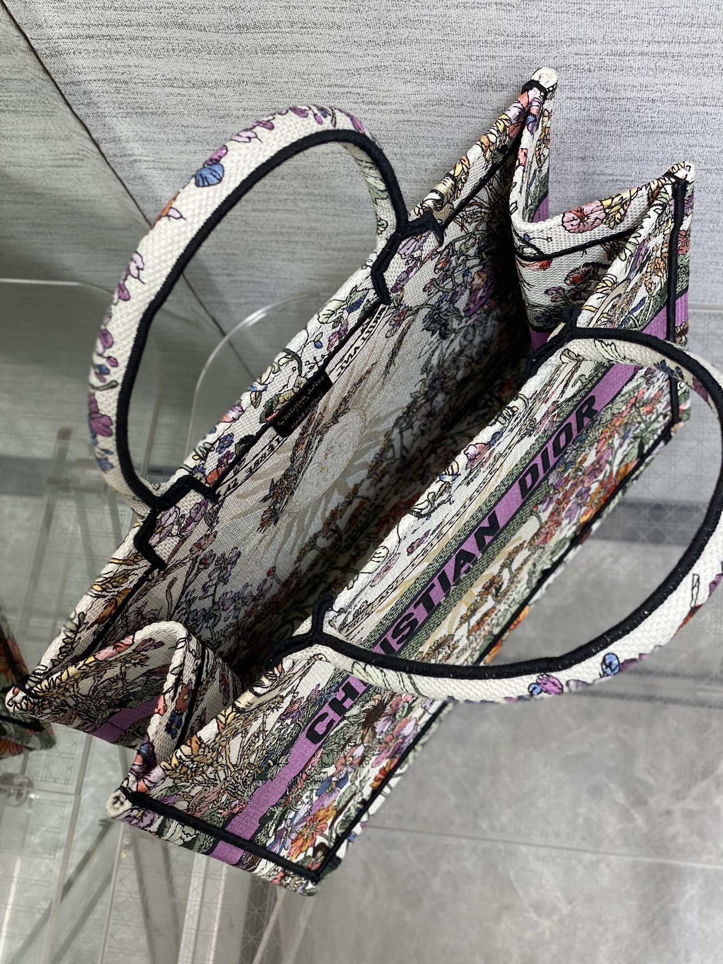 Medium Dior Book Tote  Ecru Multicolor Dior 4 Saisons Été Soleil Embroidery 36 x 27.5 x 16.5 cm