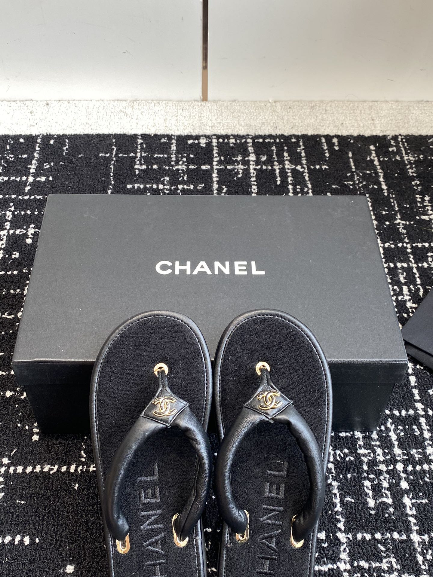 UA CHANEL THONGS