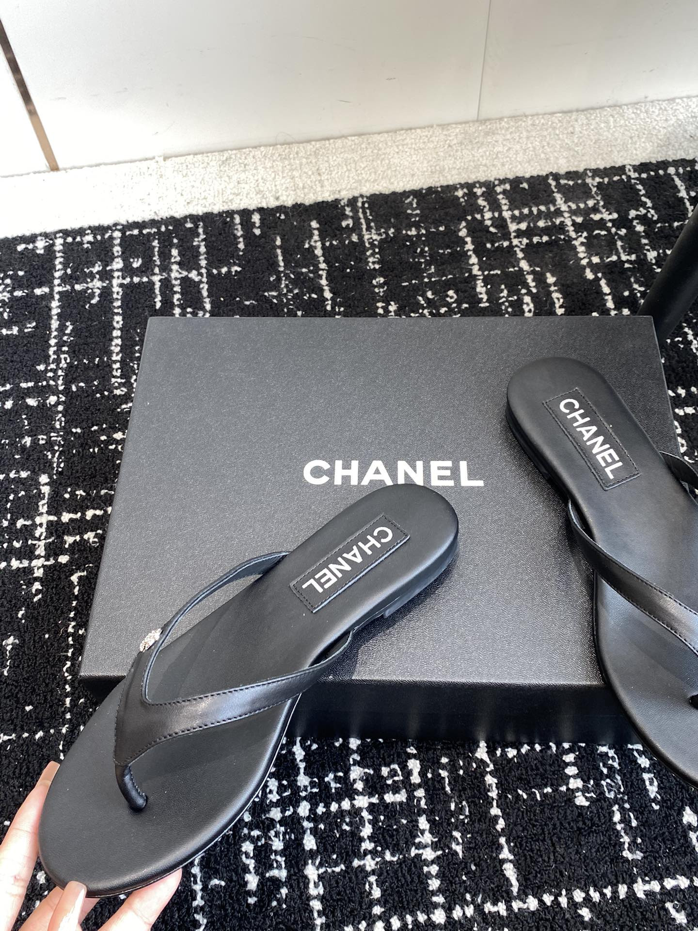 UA CHANEL THONGS