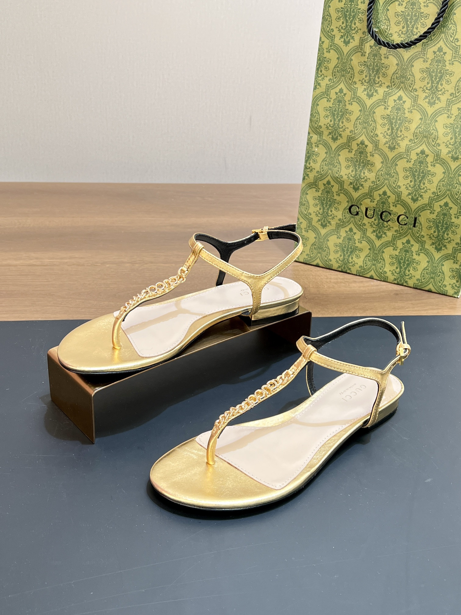 UA GUCCI SIGNORIA THONG SANDAL