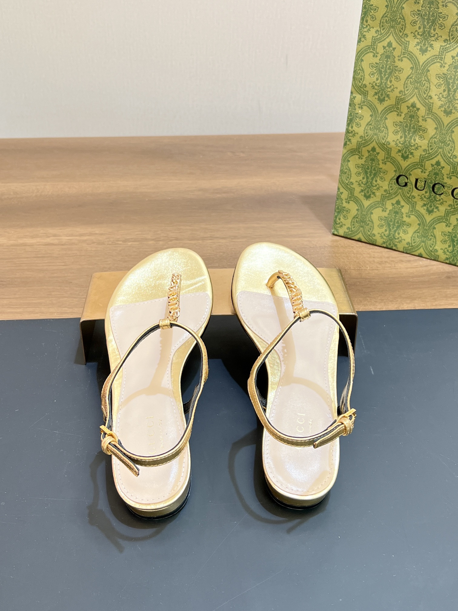 UA GUCCI SIGNORIA THONG SANDAL