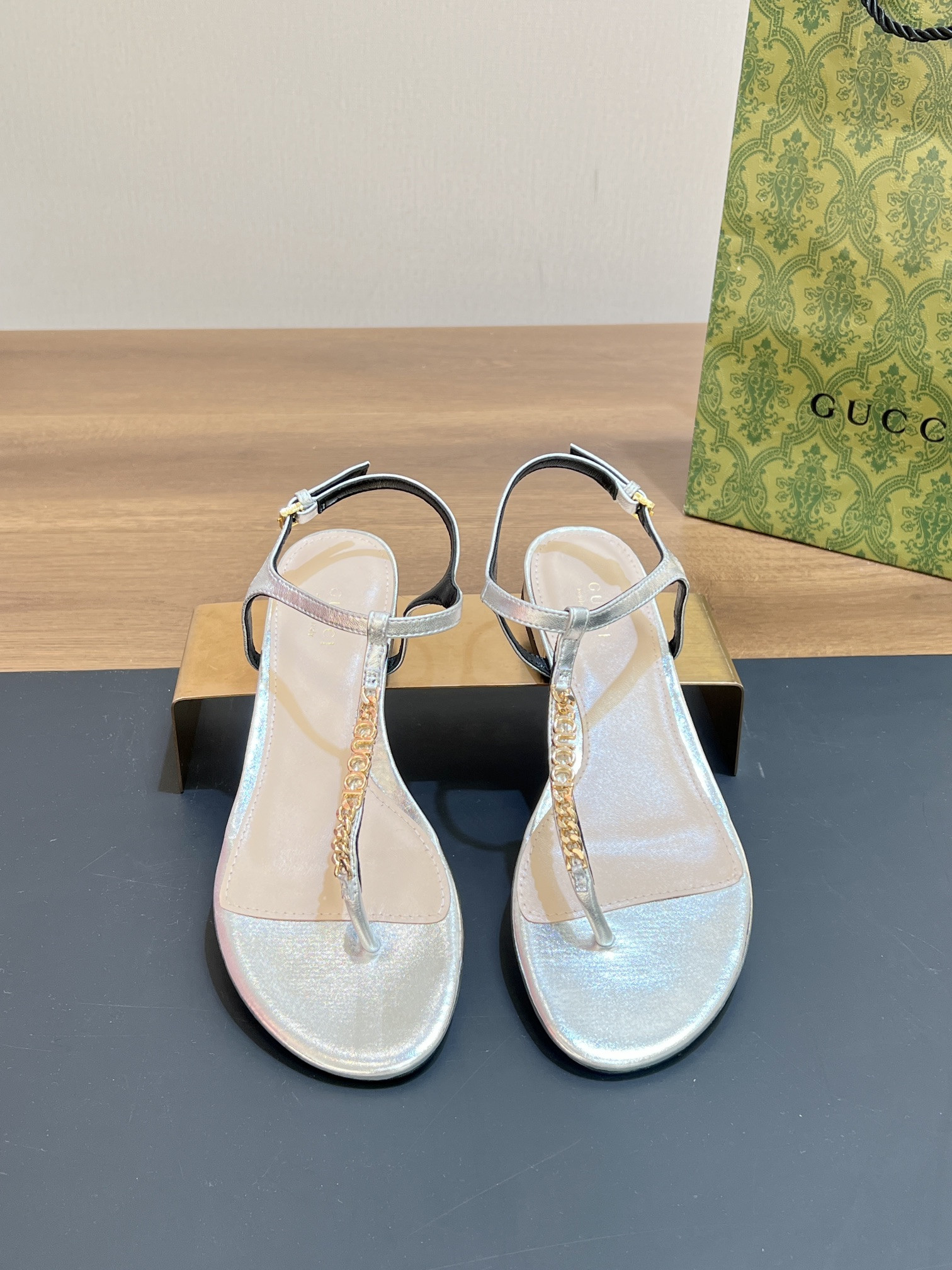 UA GUCCI SIGNORIA THONG SANDAL