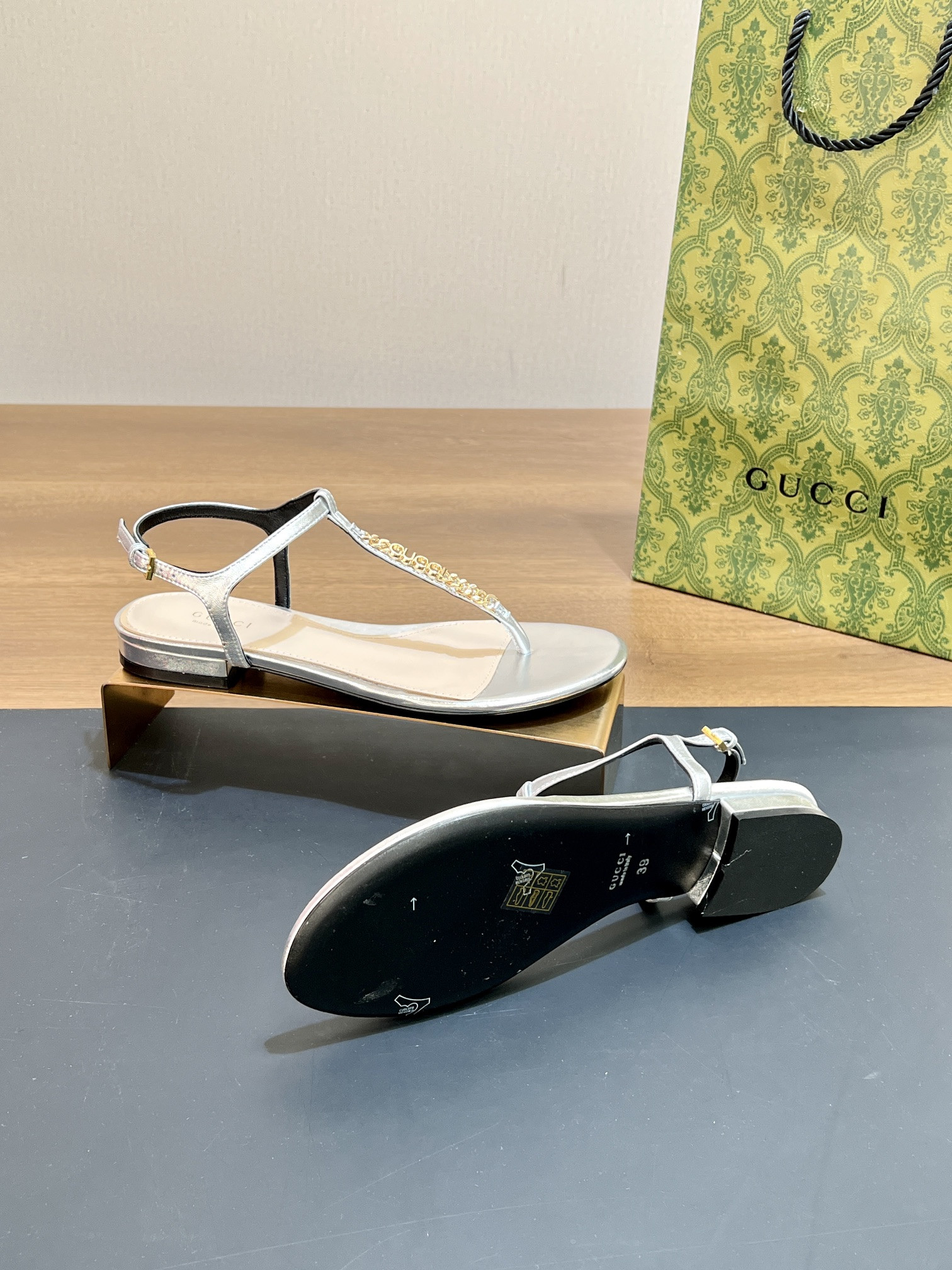 UA GUCCI SIGNORIA THONG SANDAL