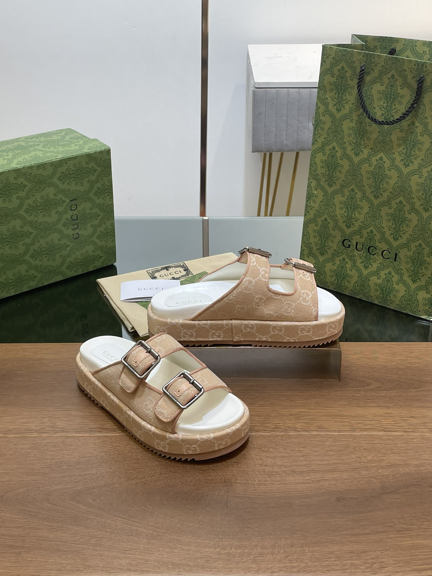 UA GUCCI SANDAL WITH DOUBLE G