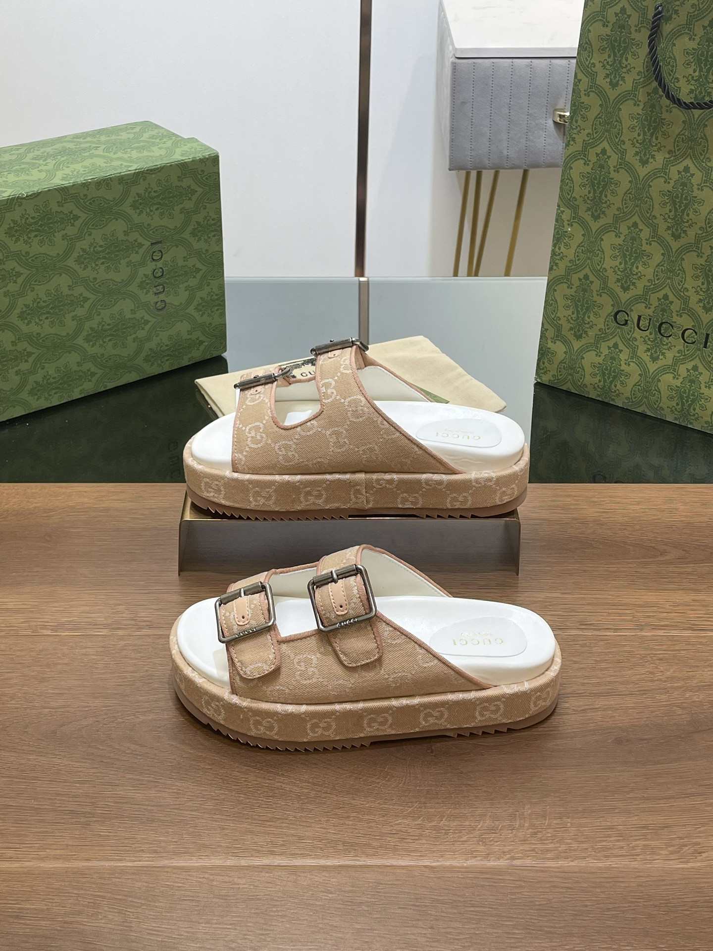 UA GUCCI SANDAL WITH DOUBLE G