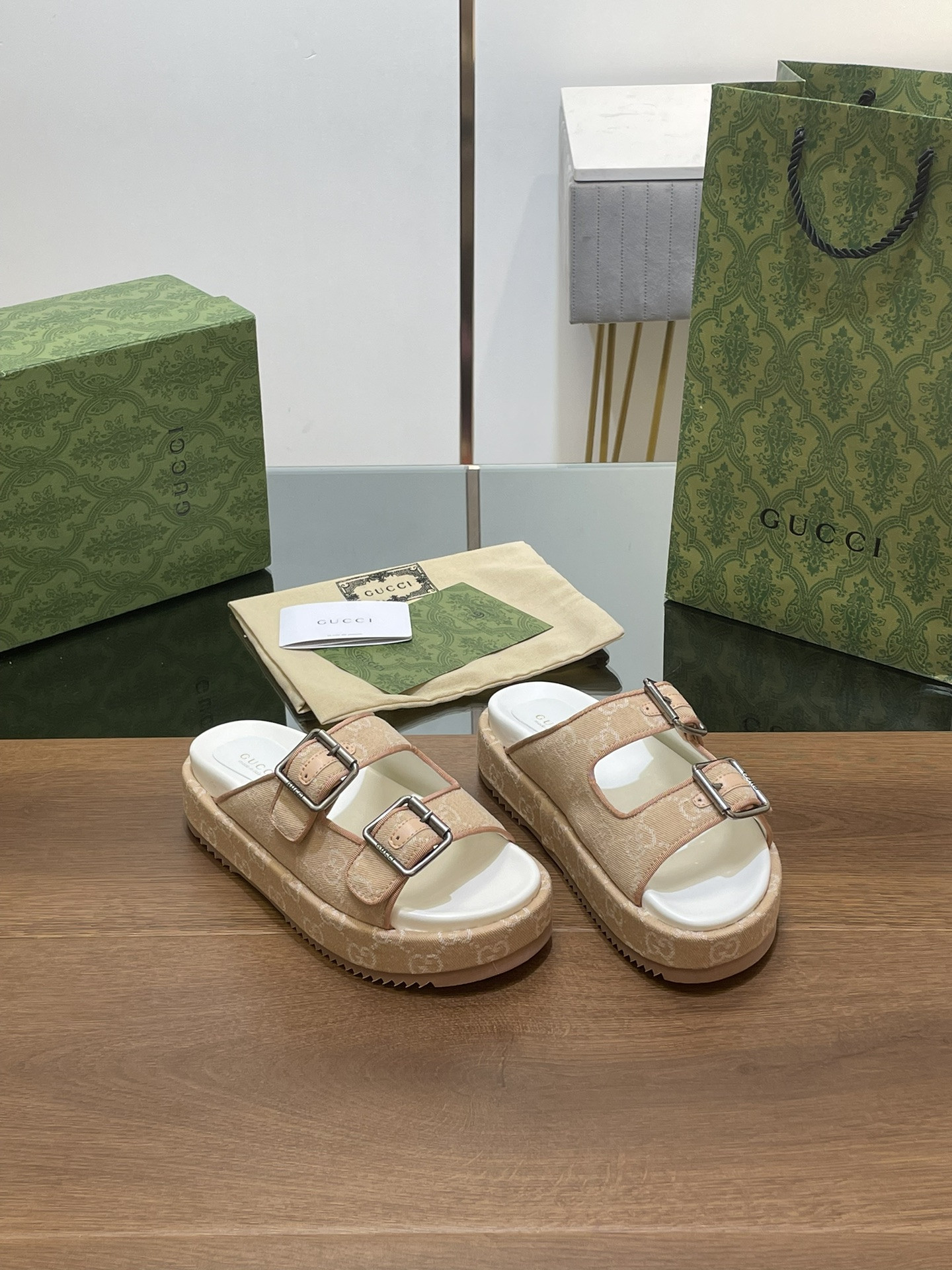 UA GUCCI SANDAL WITH DOUBLE G