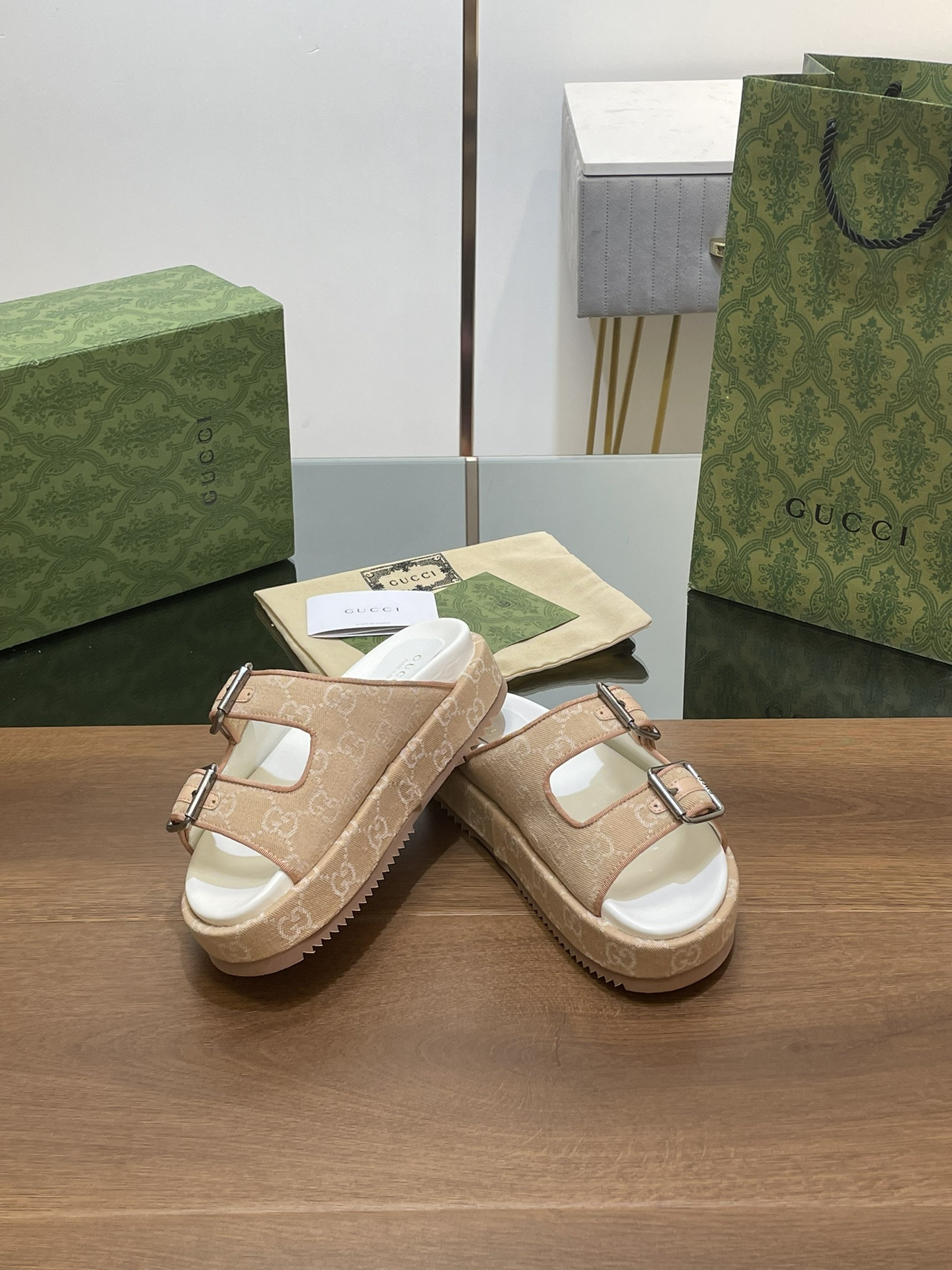 UA GUCCI SANDAL WITH DOUBLE G