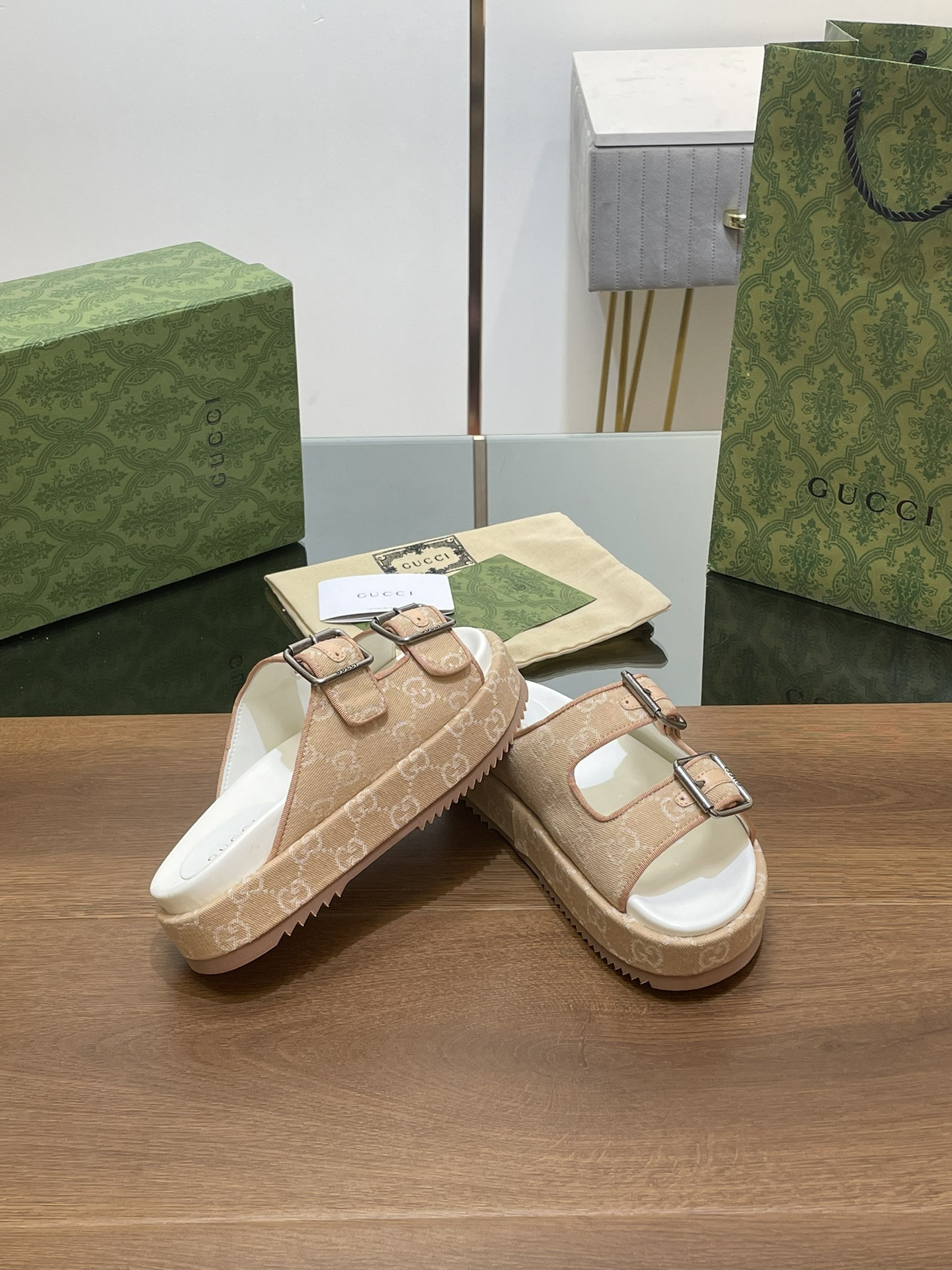 UA GUCCI SANDAL WITH DOUBLE G