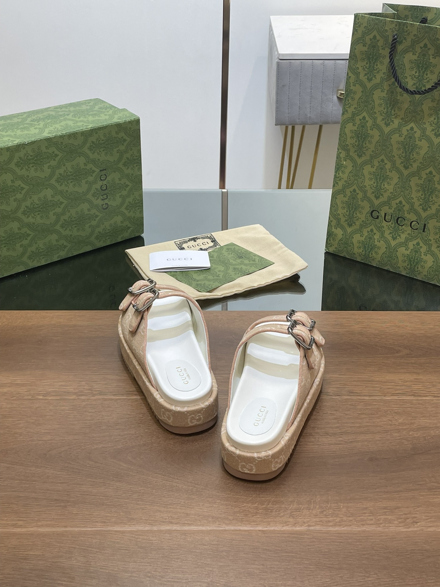 UA GUCCI SANDAL WITH DOUBLE G