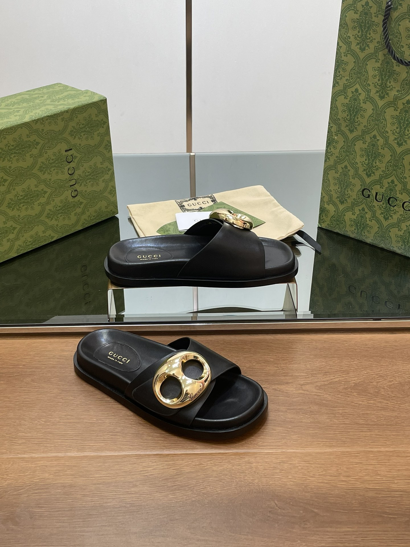 UA GUCCI MARINA CHAIN SLIDE SANDAL