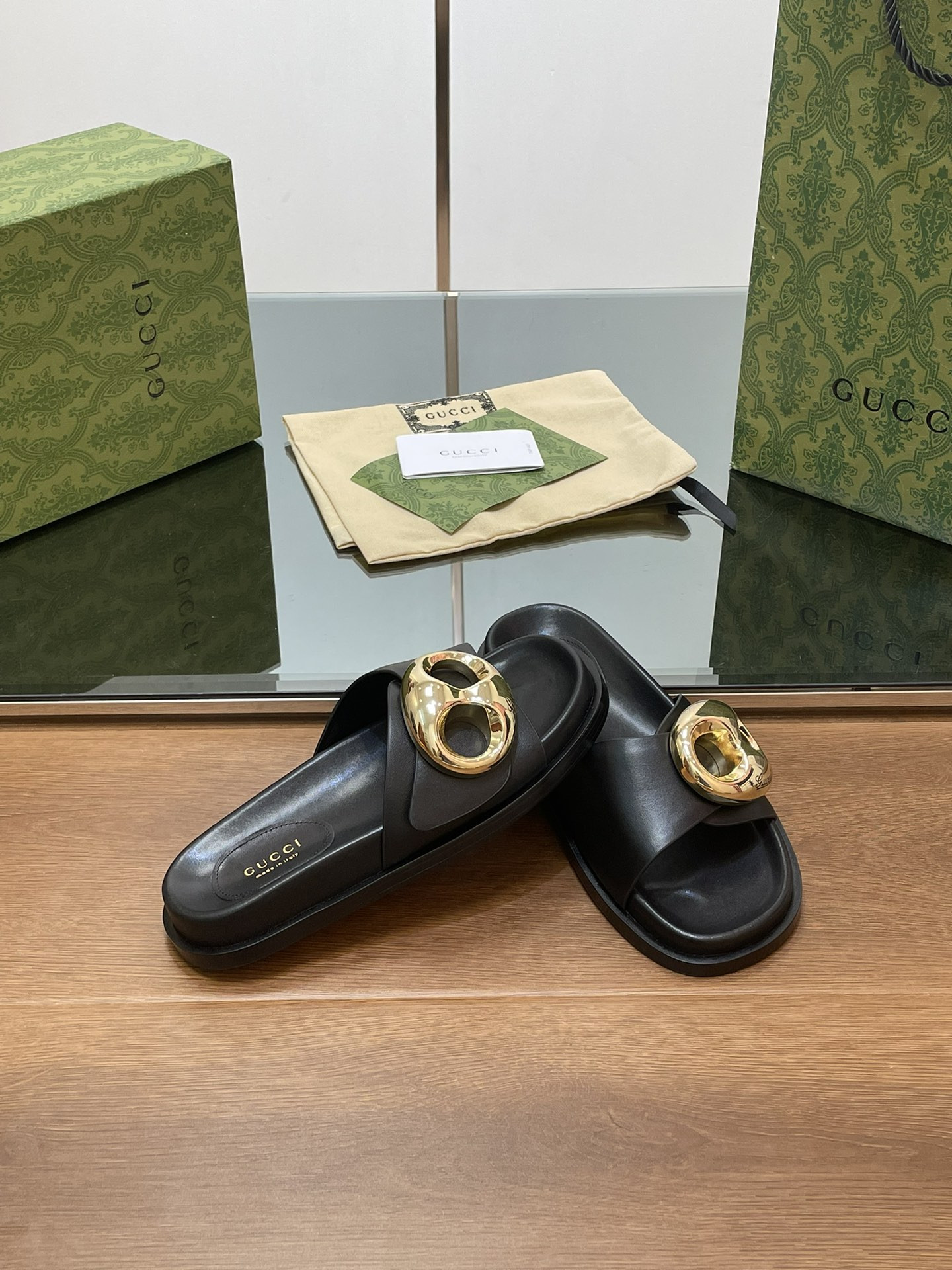 UA GUCCI MARINA CHAIN SLIDE SANDAL