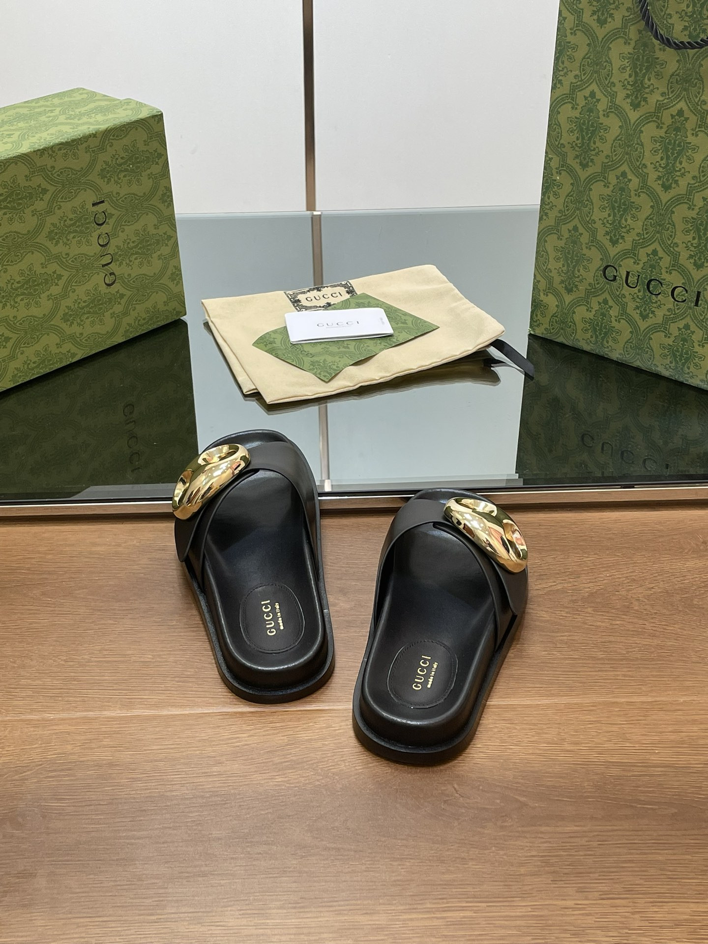 UA GUCCI MARINA CHAIN SLIDE SANDAL
